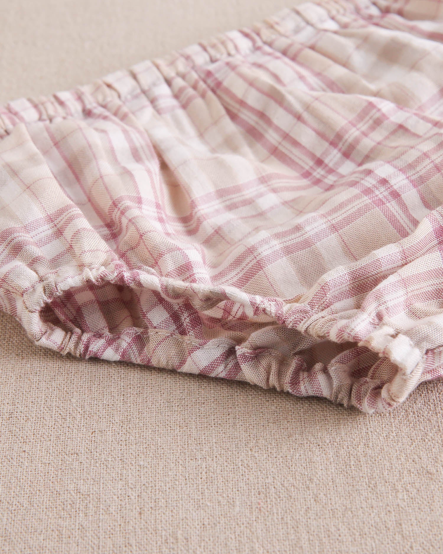 Vestido bebé niña de cuadros rosas, marrones y blancos, con cuello blanco