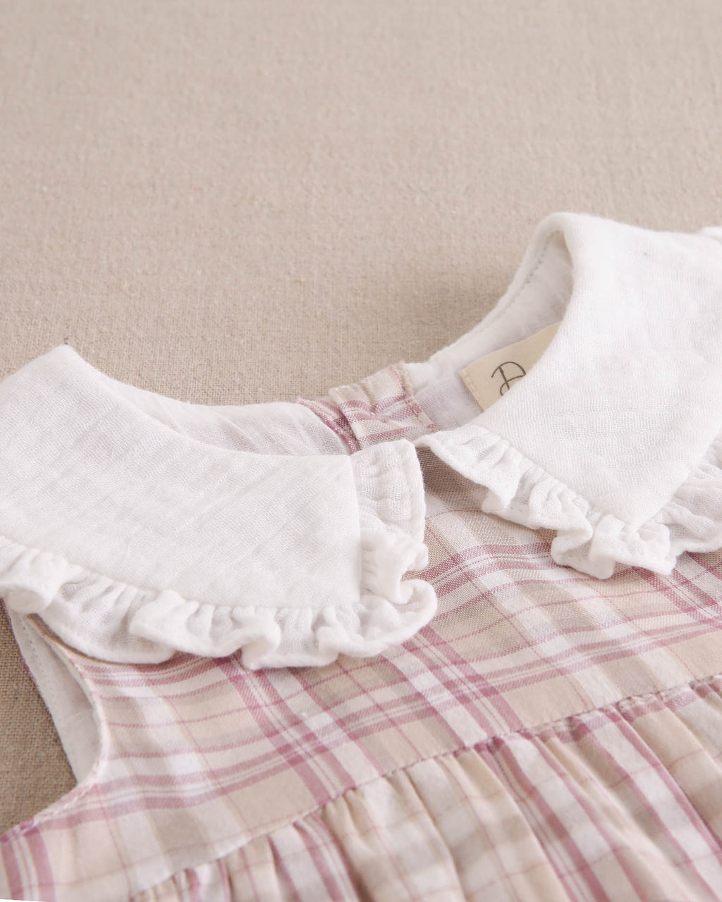 Vestido bebé niña de cuadros rosas, marrones y blancos, con cuello blanco
