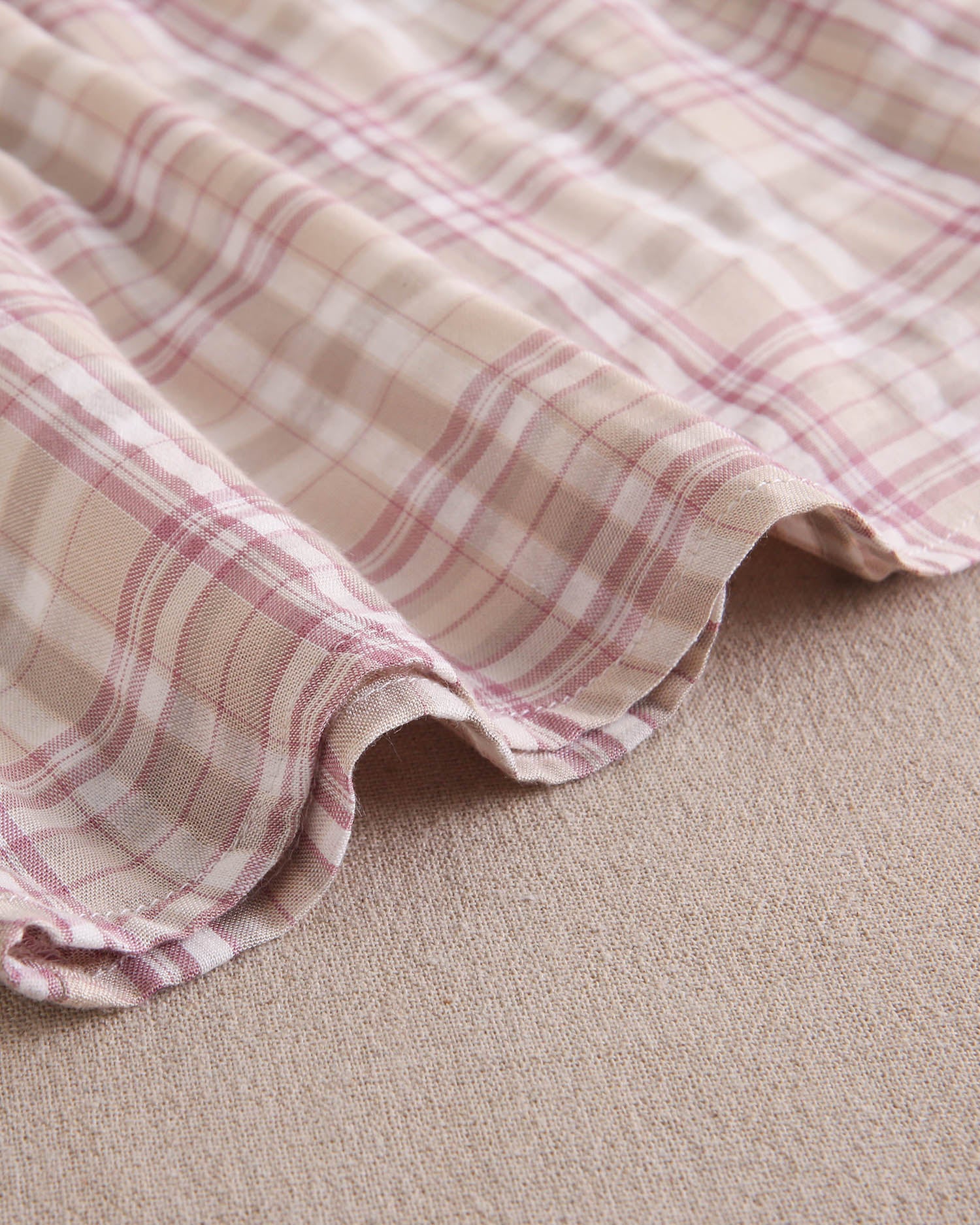 Vestido bebé niña de cuadros rosas, marrones y blancos, con cuello blanco