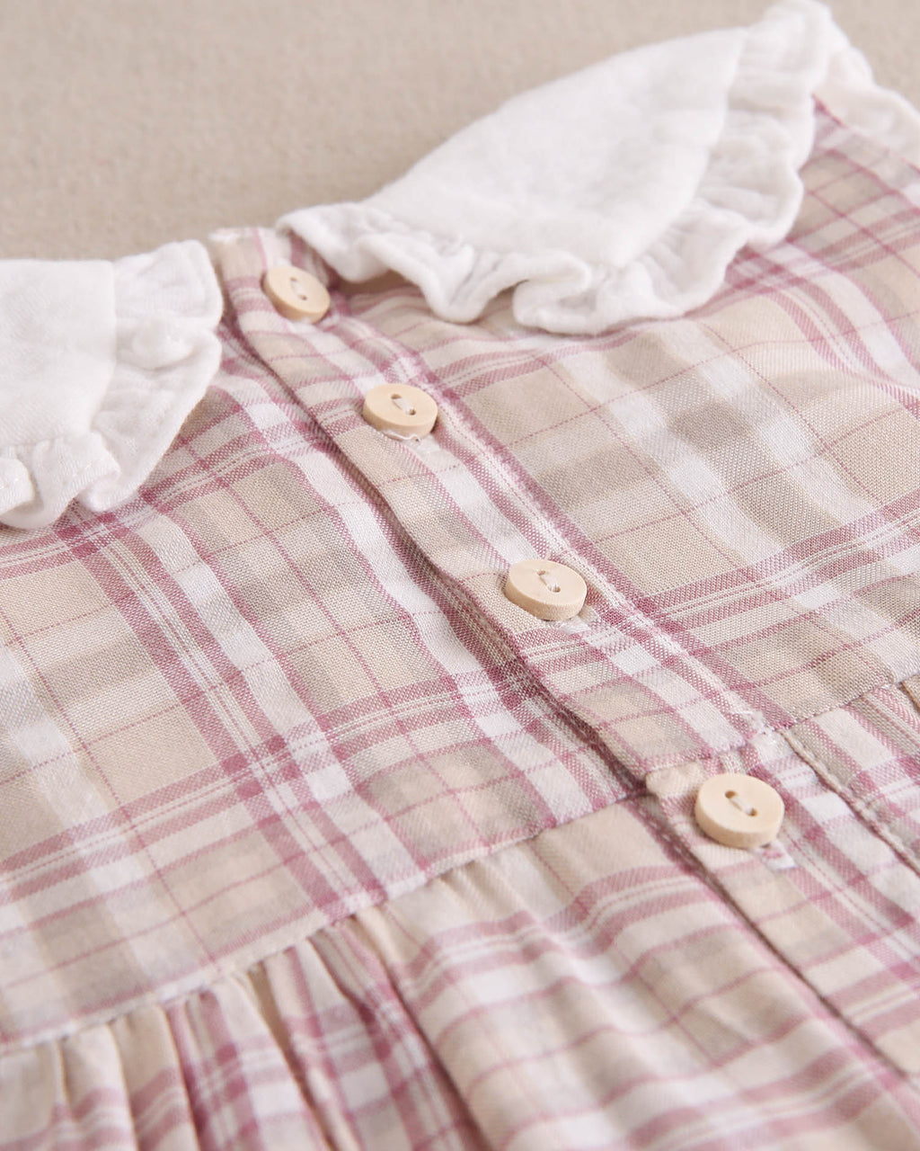 Vestido bebé niña de cuadros rosas, marrones y blancos, con cuello blanco
