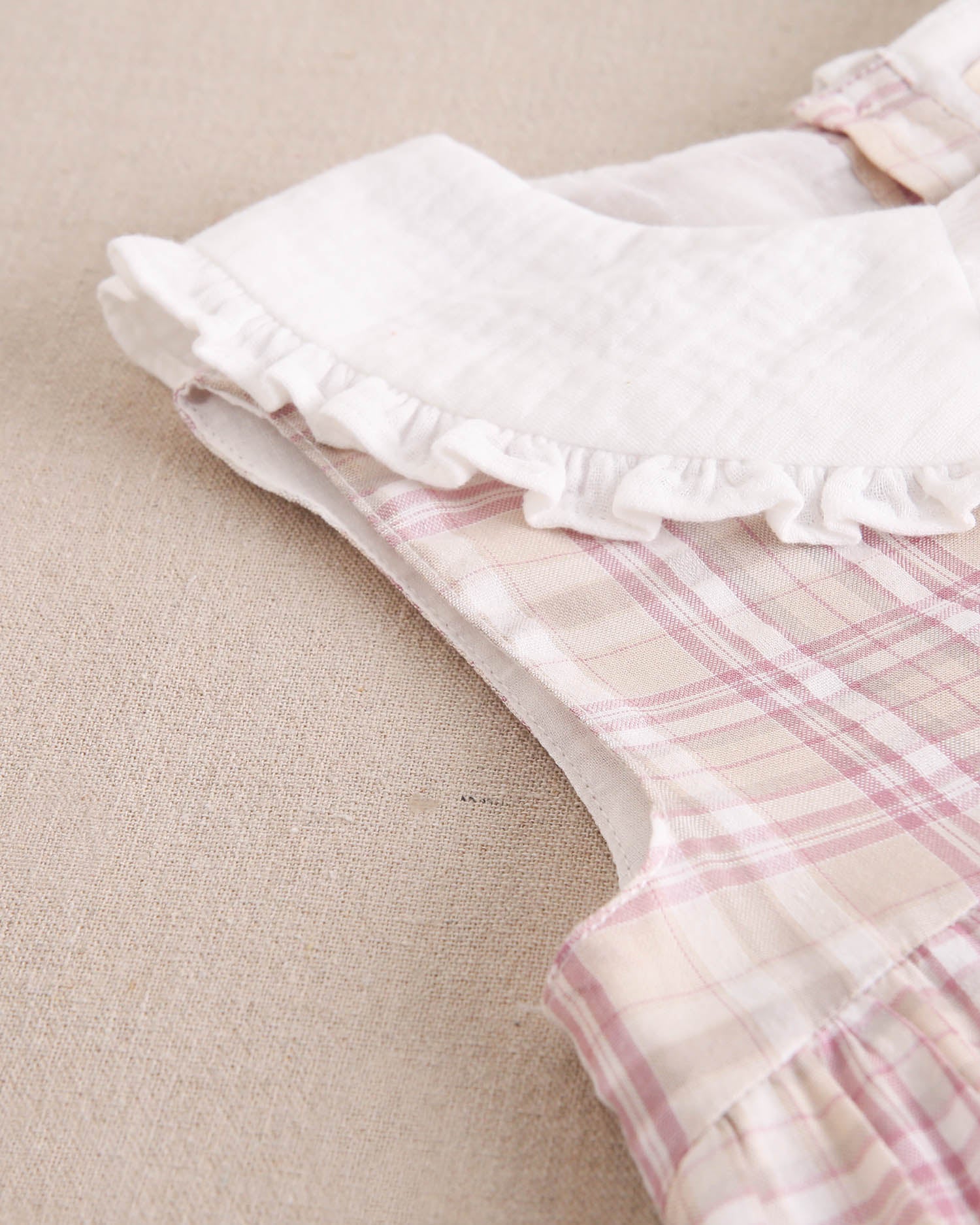 Vestido niña de cuadros rosas, marrones y blancos y cuello blanco