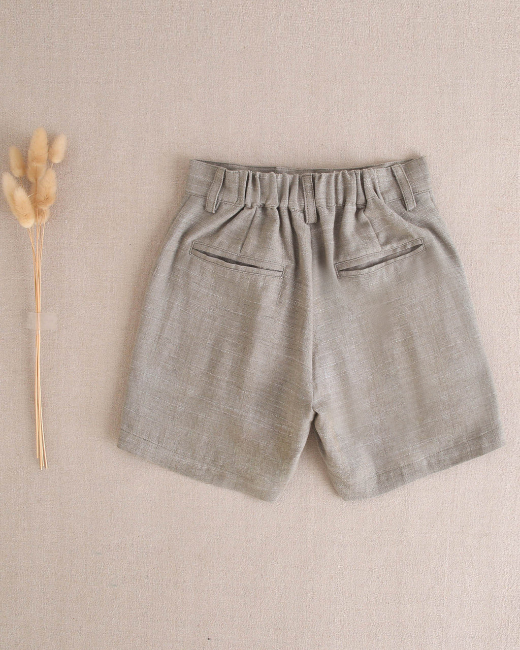 Bermuda niño de lino en verde oliva