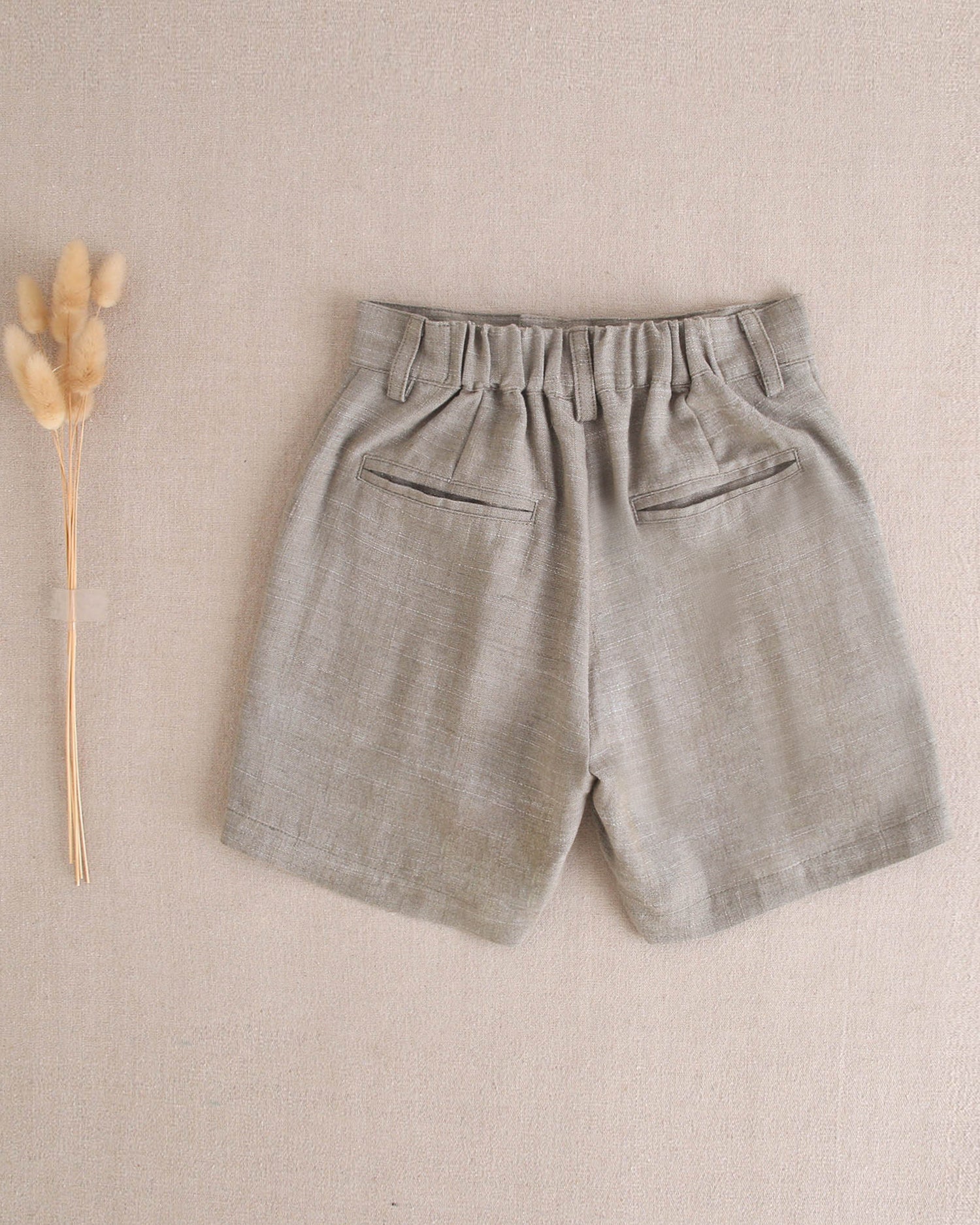 Bermuda niño de lino en verde oliva