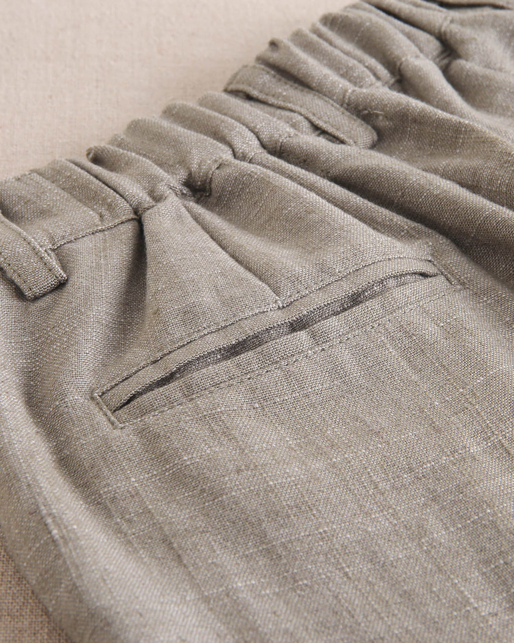 Bermuda niño de lino en verde oliva