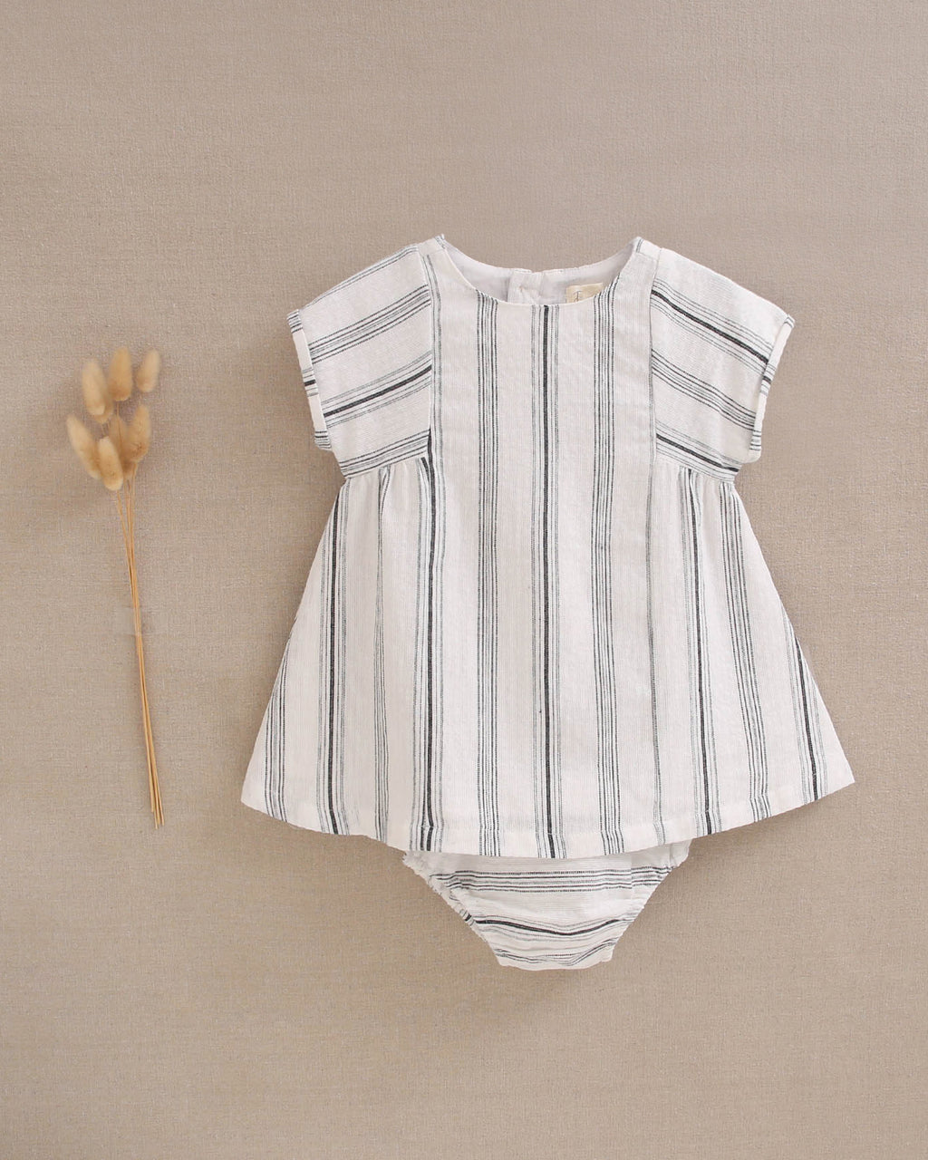 Vestido de bebé niña en rayas negras y blancas