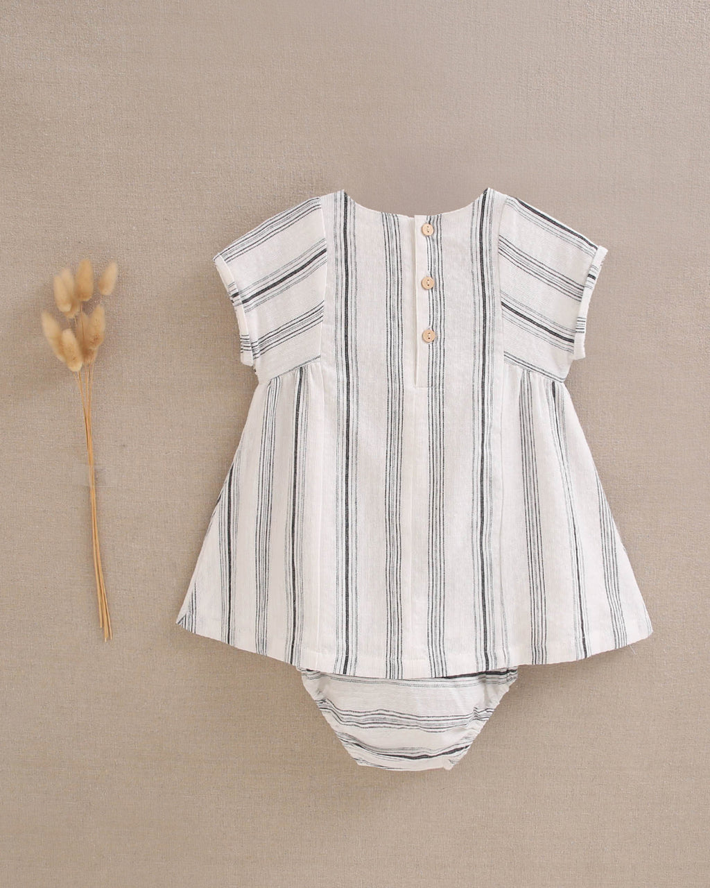 Vestido de bebé niña en rayas negras y blancas