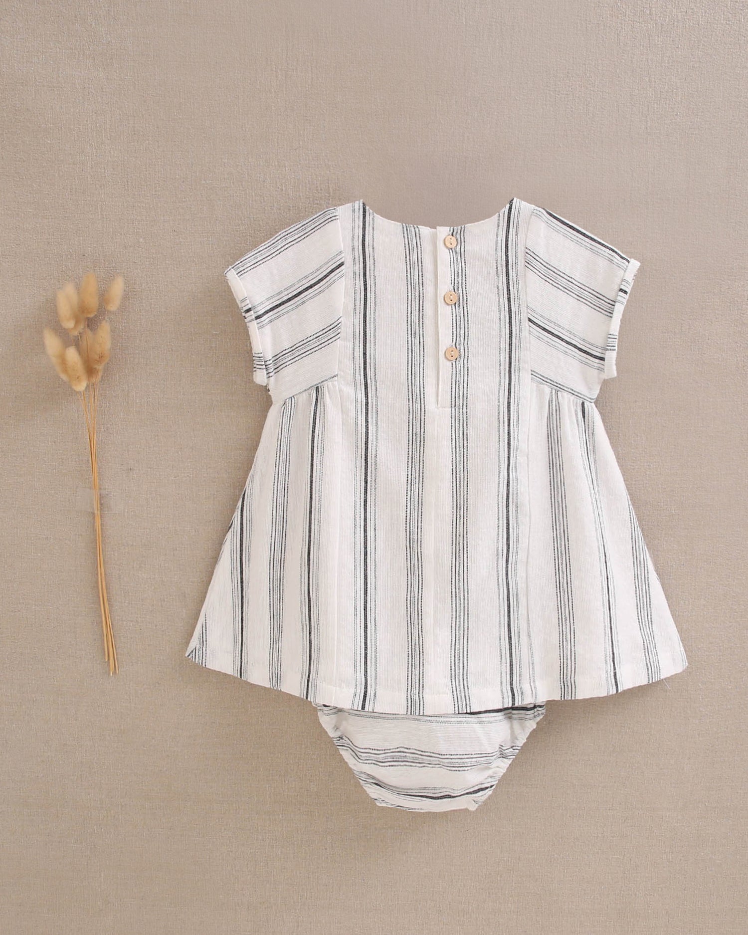 Vestido de bebé niña en rayas negras y blancas