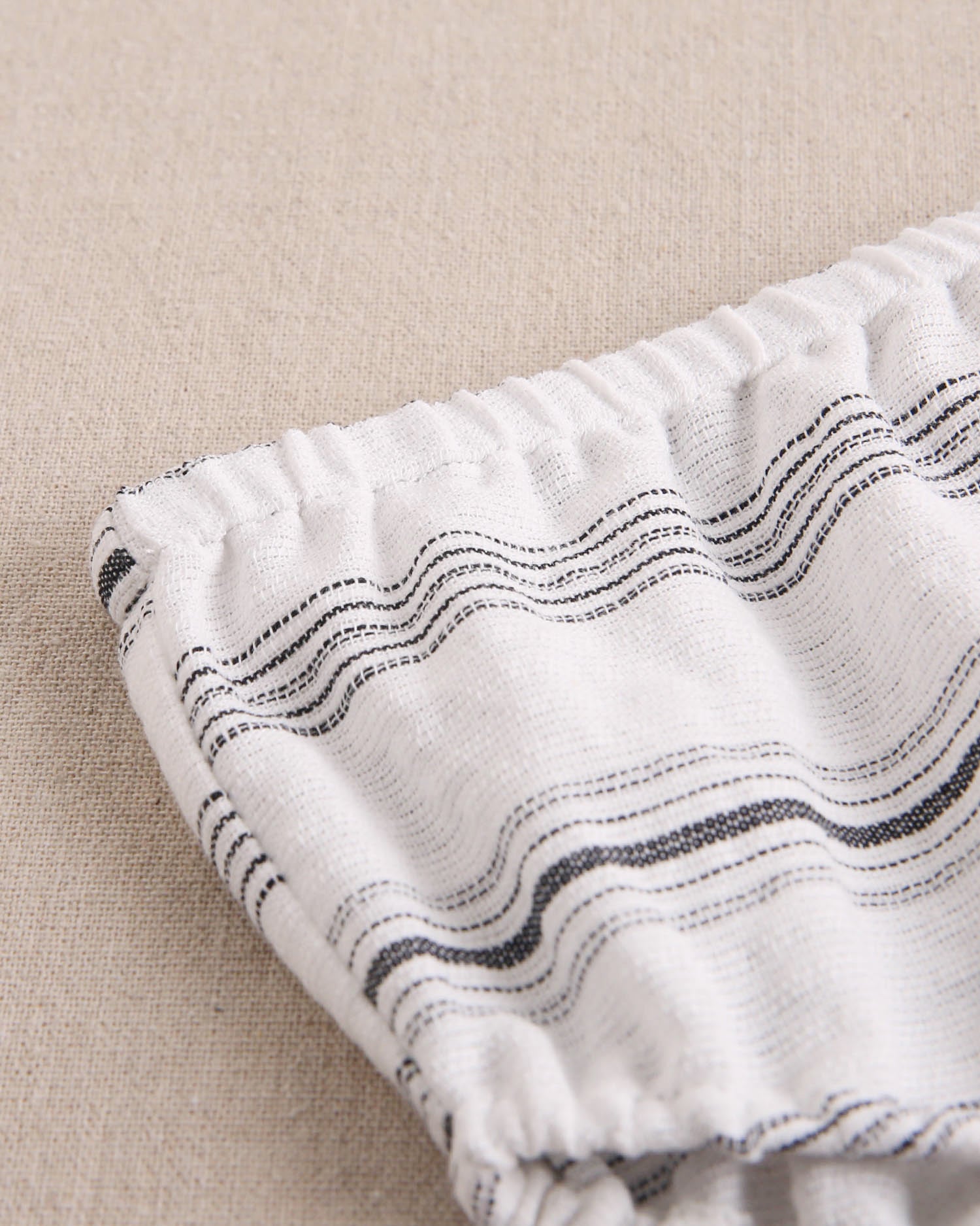 Vestido de bebé niña en rayas negras y blancas