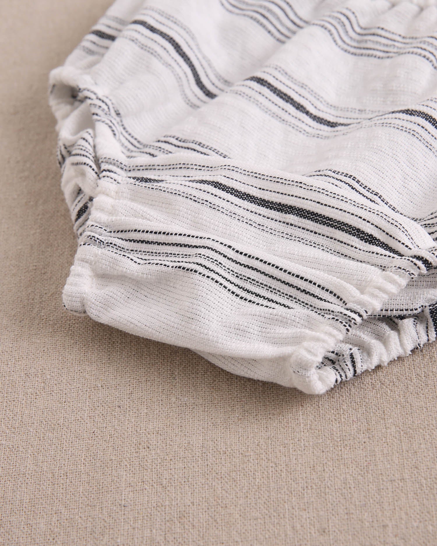 Vestido de bebé niña en rayas negras y blancas