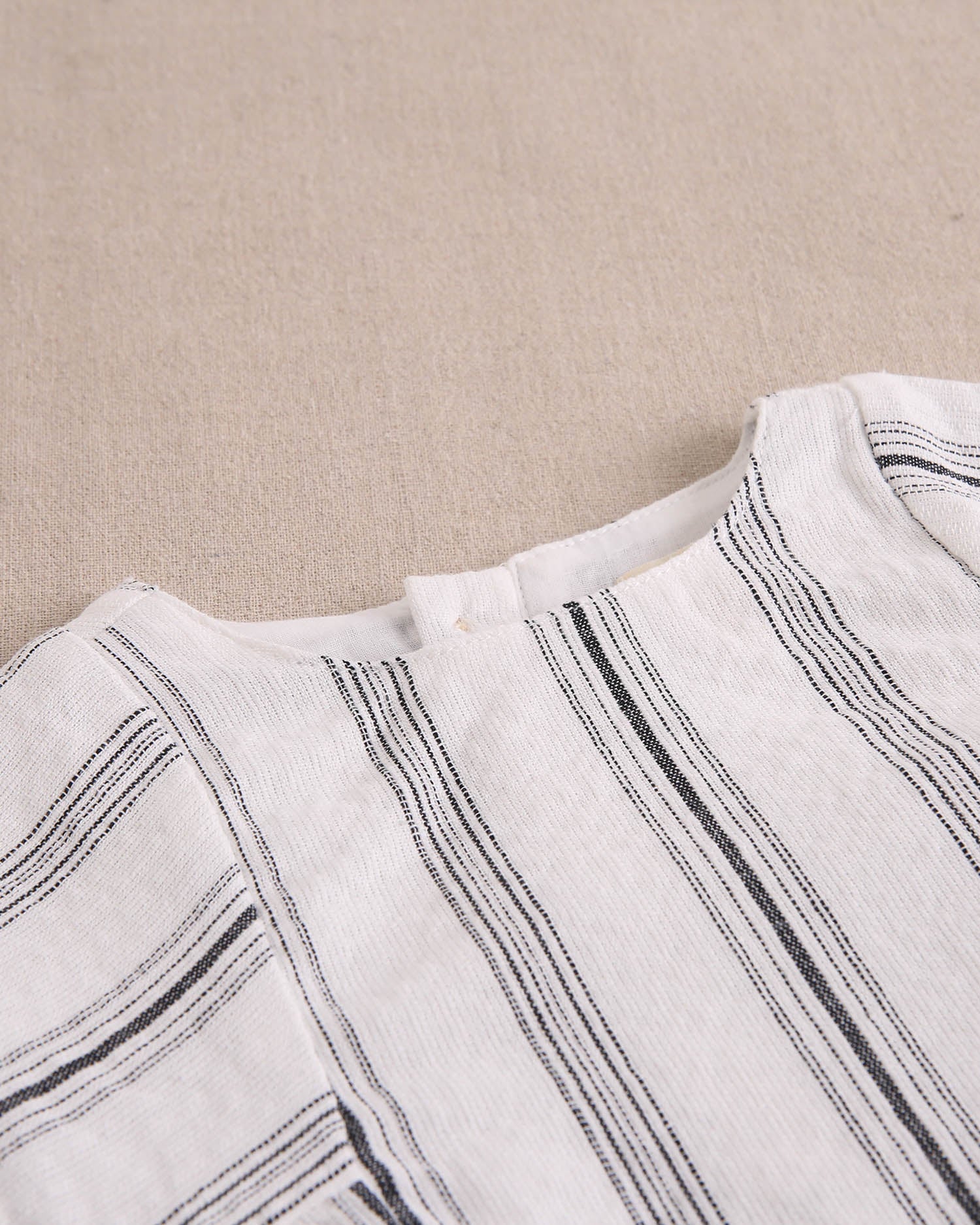 Vestido de bebé niña en rayas negras y blancas