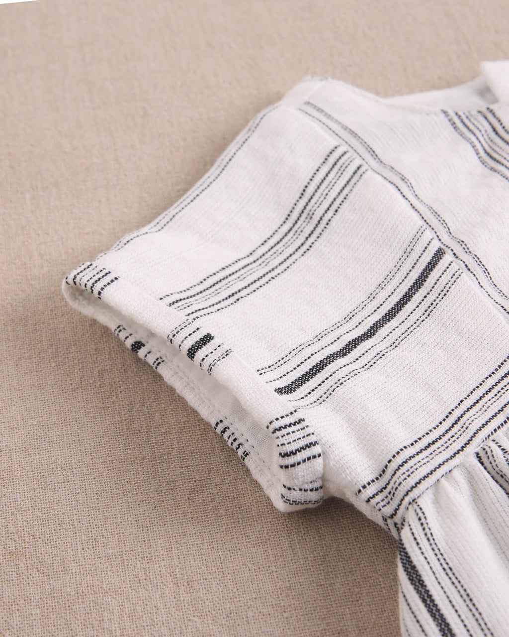 Vestido de bebé niña en rayas negras y blancas