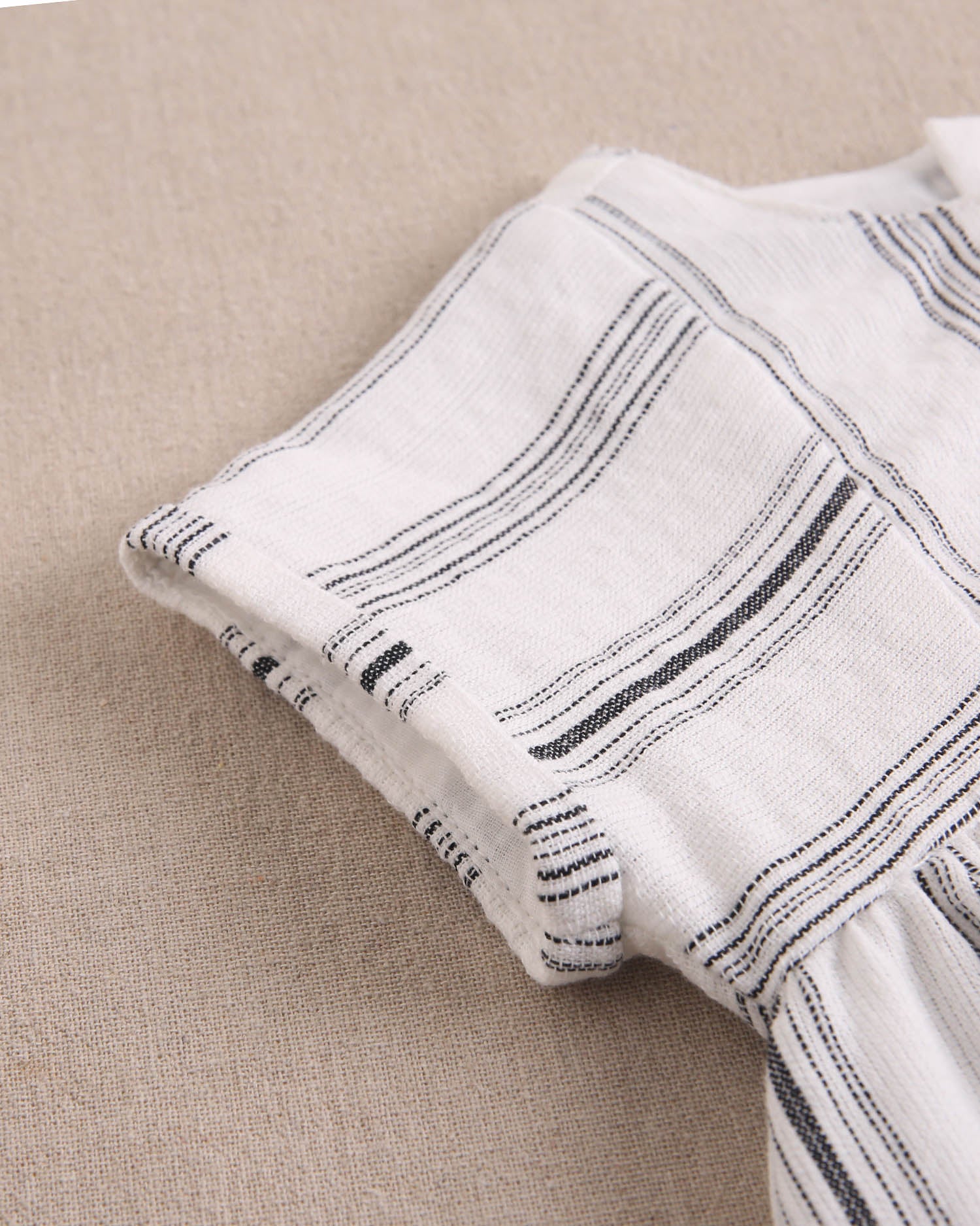 Vestido de bebé niña en rayas negras y blancas