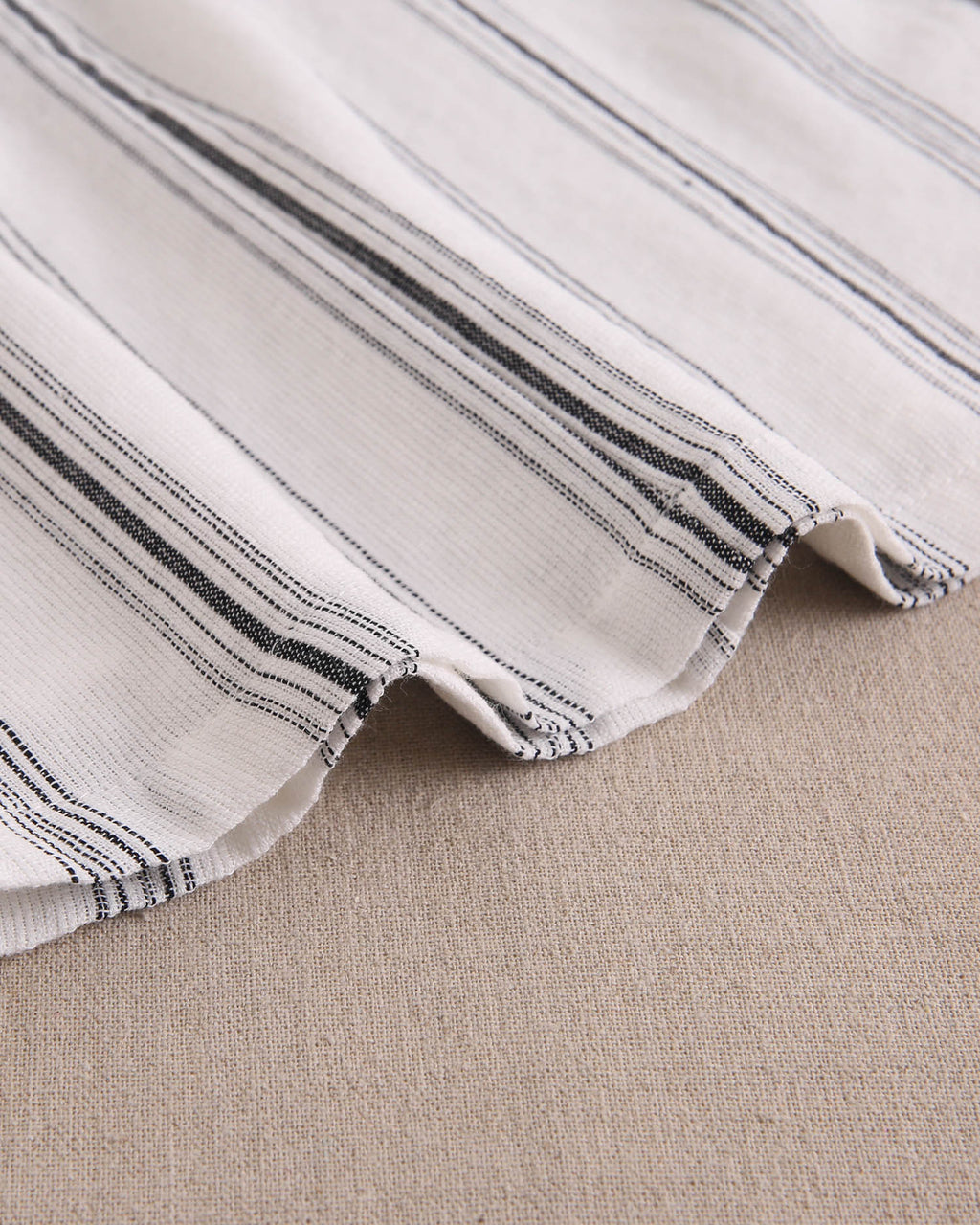 Vestido de bebé niña en rayas negras y blancas