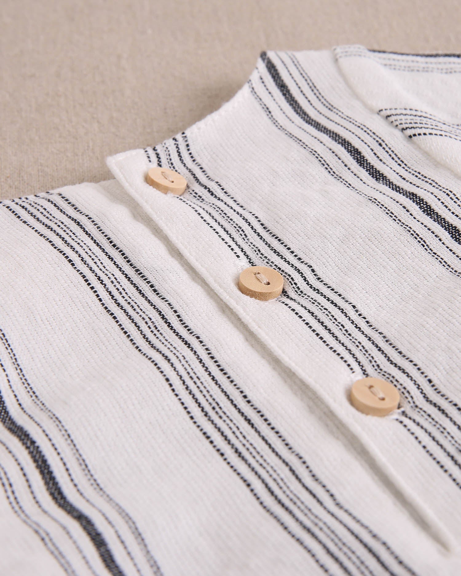 Vestido de bebé niña en rayas negras y blancas