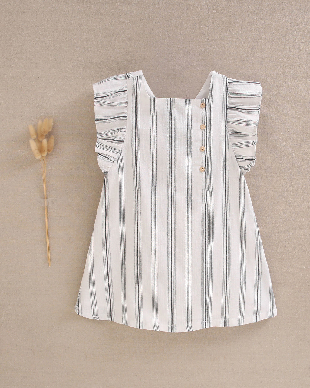 Vestido de niña en rayas negras y blancas y lazo negro en espalda