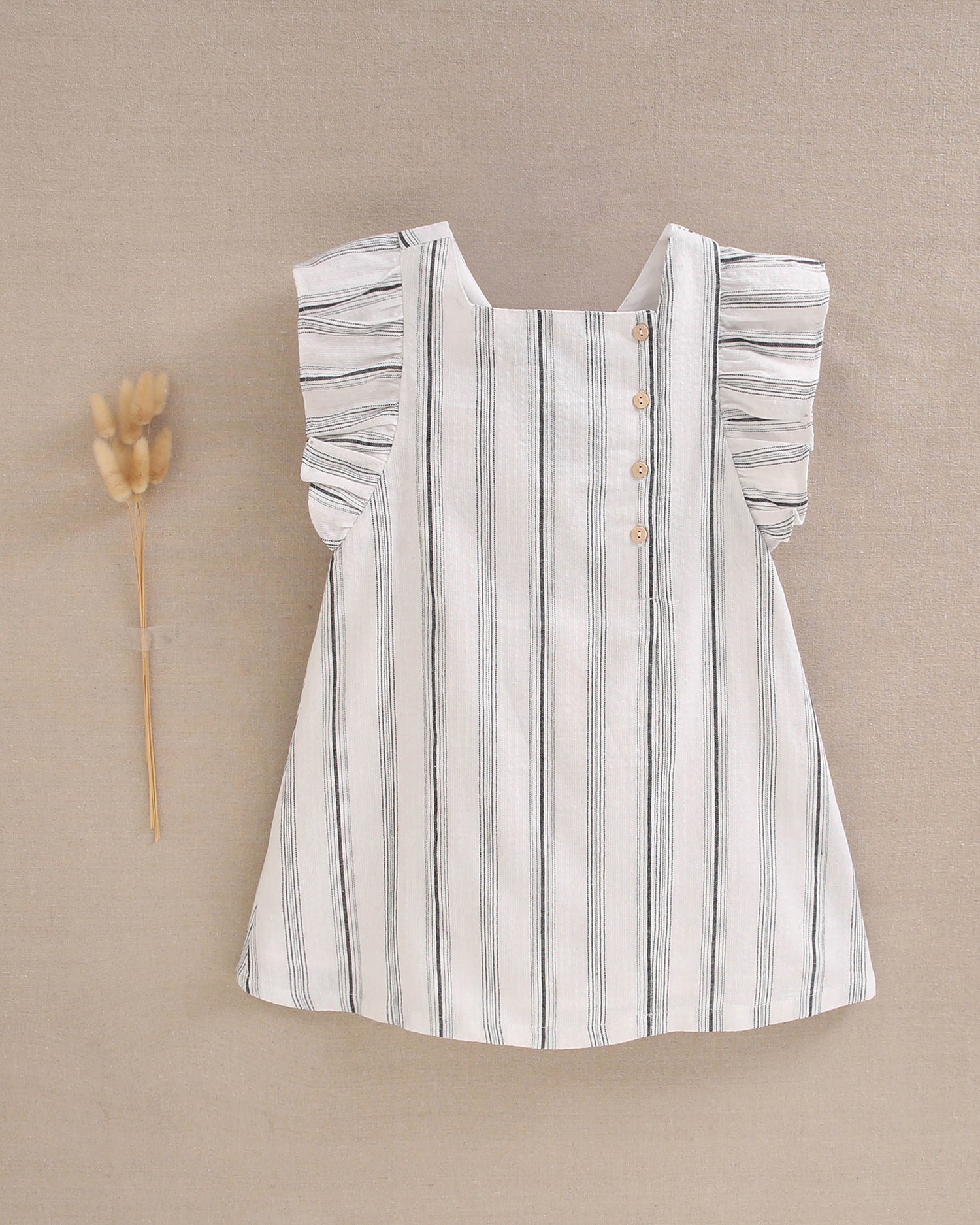 Vestido de niña en rayas negras y blancas y lazo negro en espalda