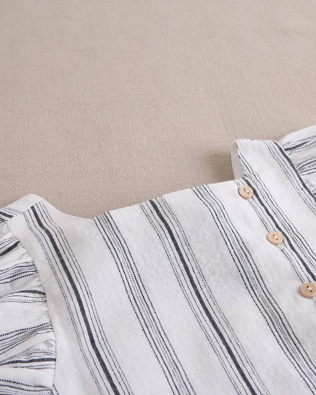 Vestido de niña en rayas negras y blancas y lazo negro en espalda