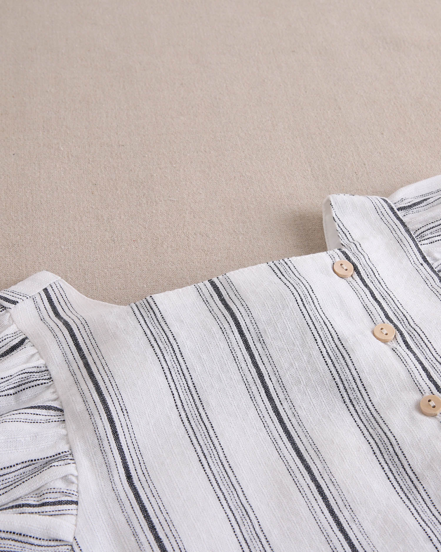 Vestido de niña en rayas negras y blancas y lazo negro en espalda