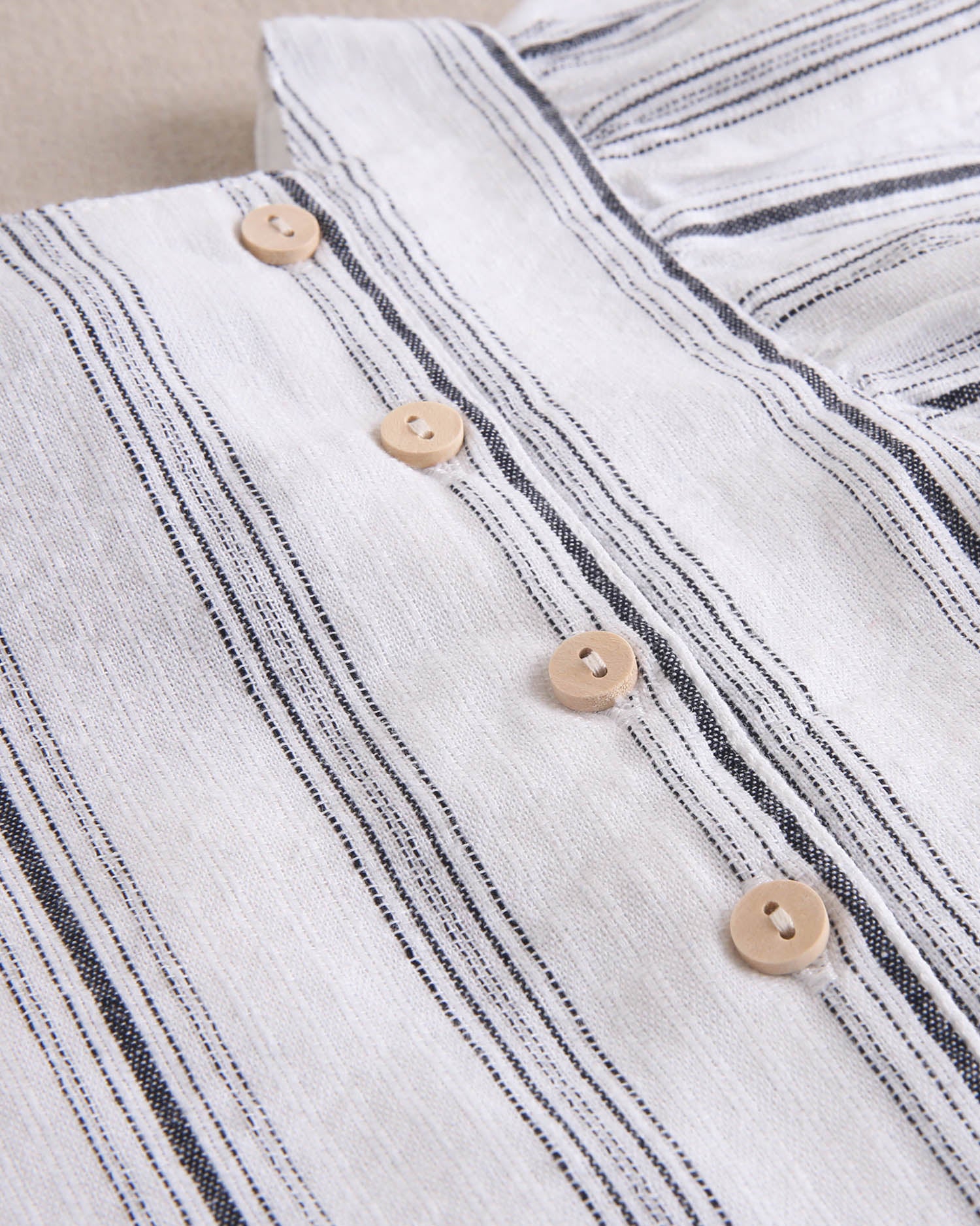 Vestido de niña en rayas negras y blancas y lazo negro en espalda