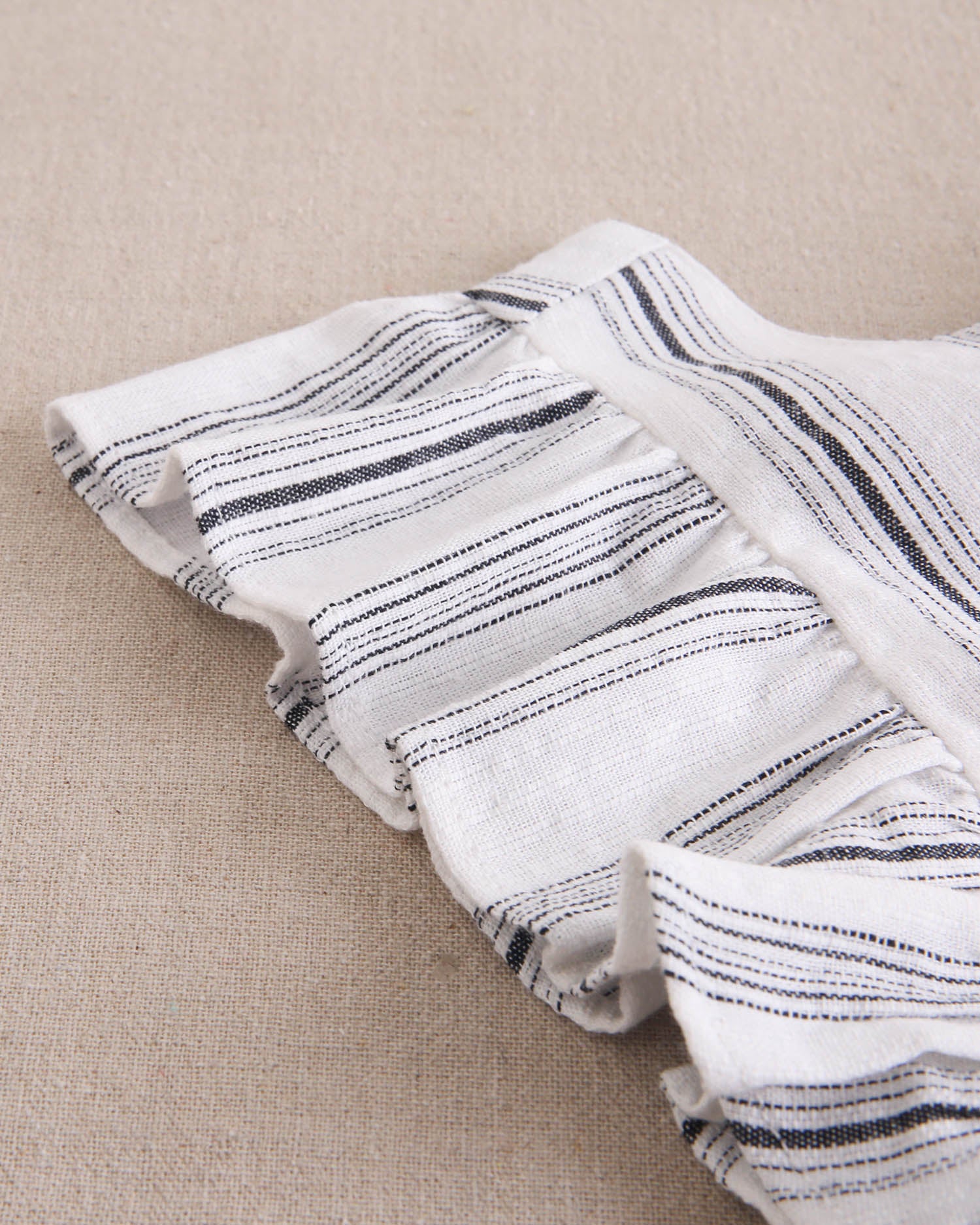 Vestido de niña en rayas negras y blancas y lazo negro en espalda