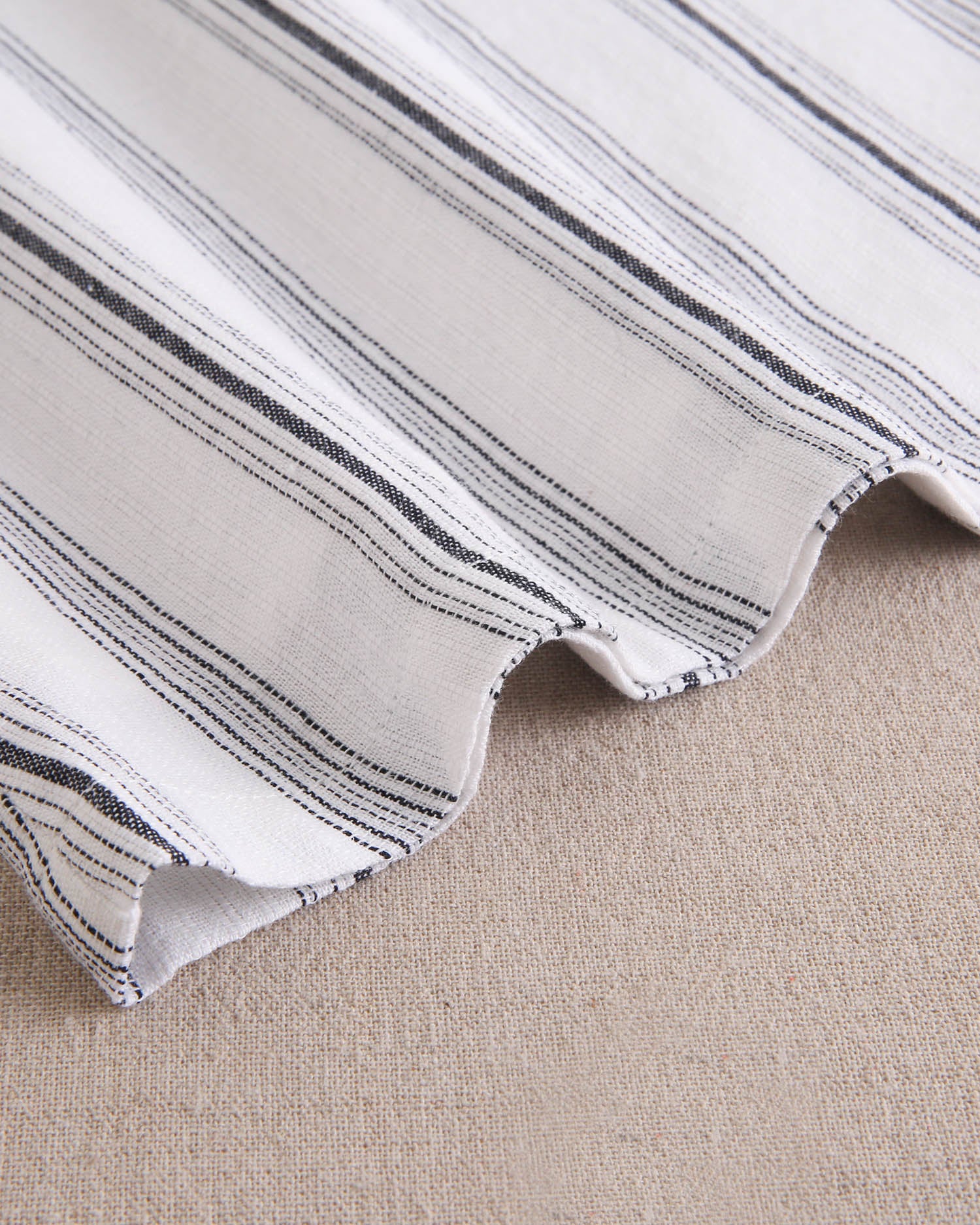 Vestido de niña en rayas negras y blancas y lazo negro en espalda