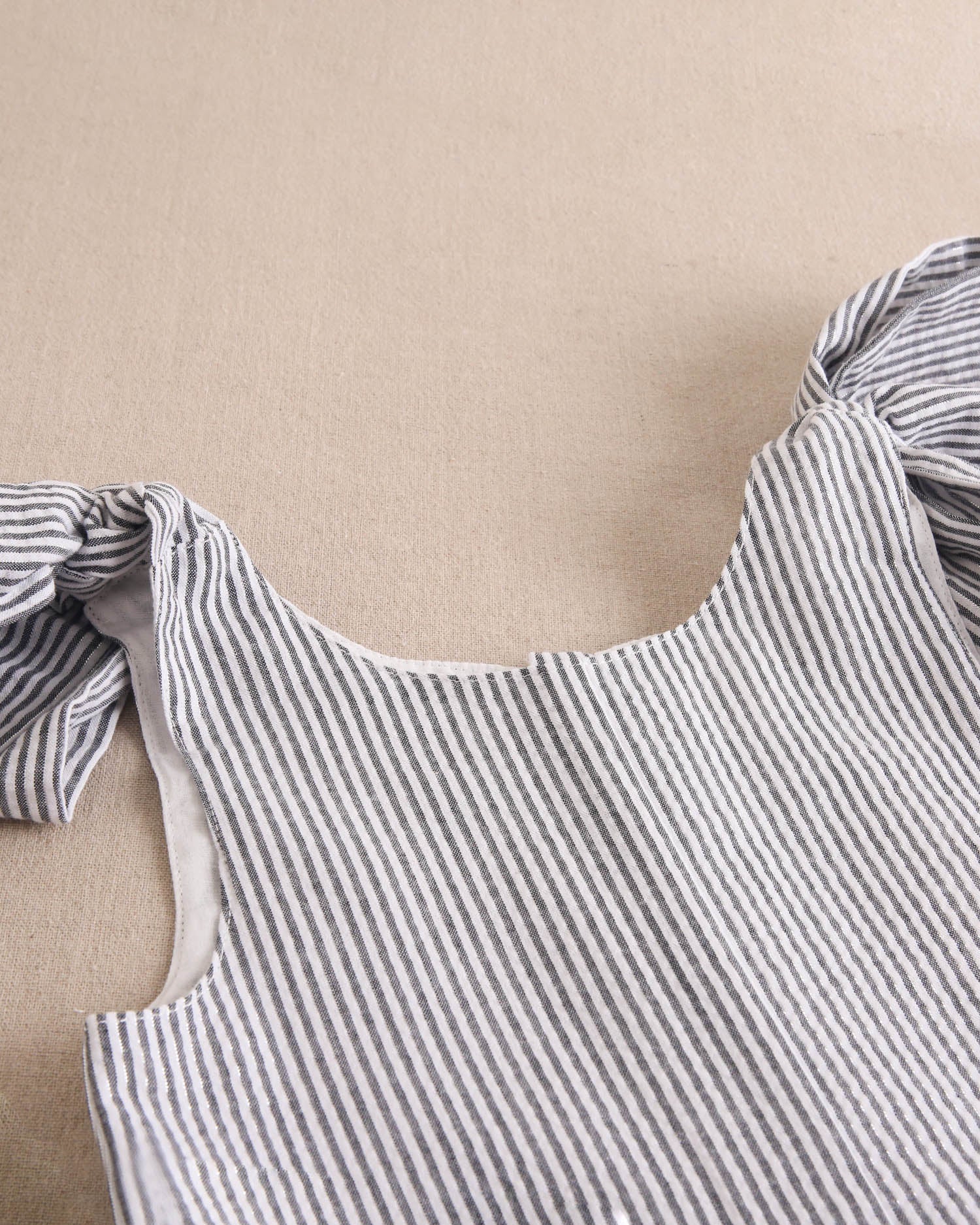 Enterito niña en rayas negras y azul marino con lazadas