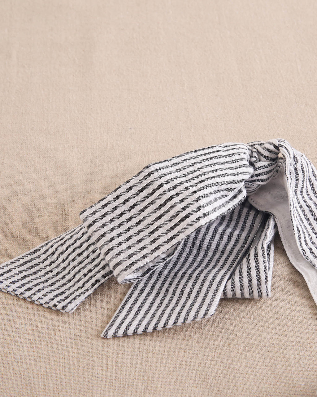 Enterito niña en rayas negras y azul marino con lazadas