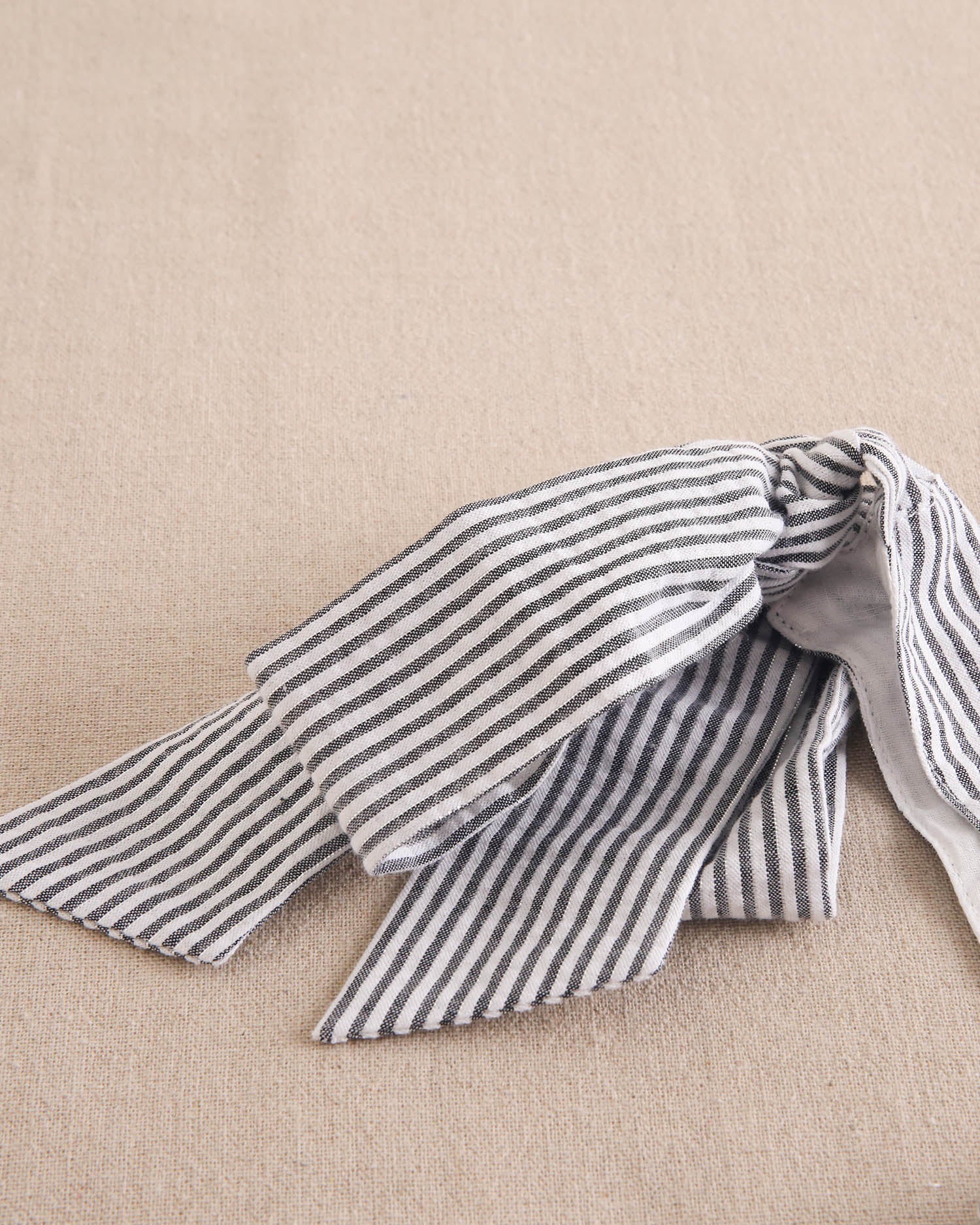 Enterito niña en rayas negras y azul marino con lazadas