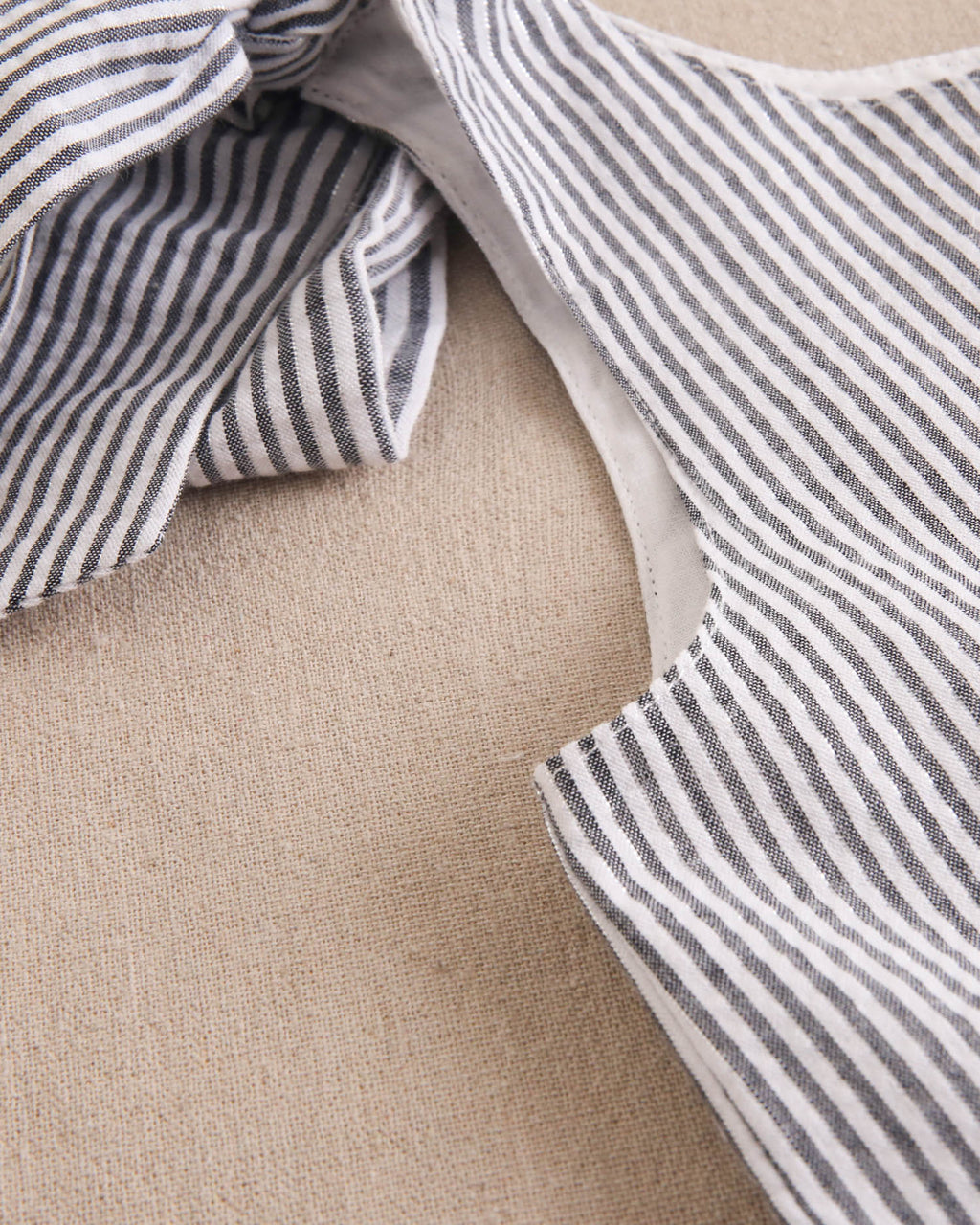 Enterito niña en rayas negras y azul marino con lazadas