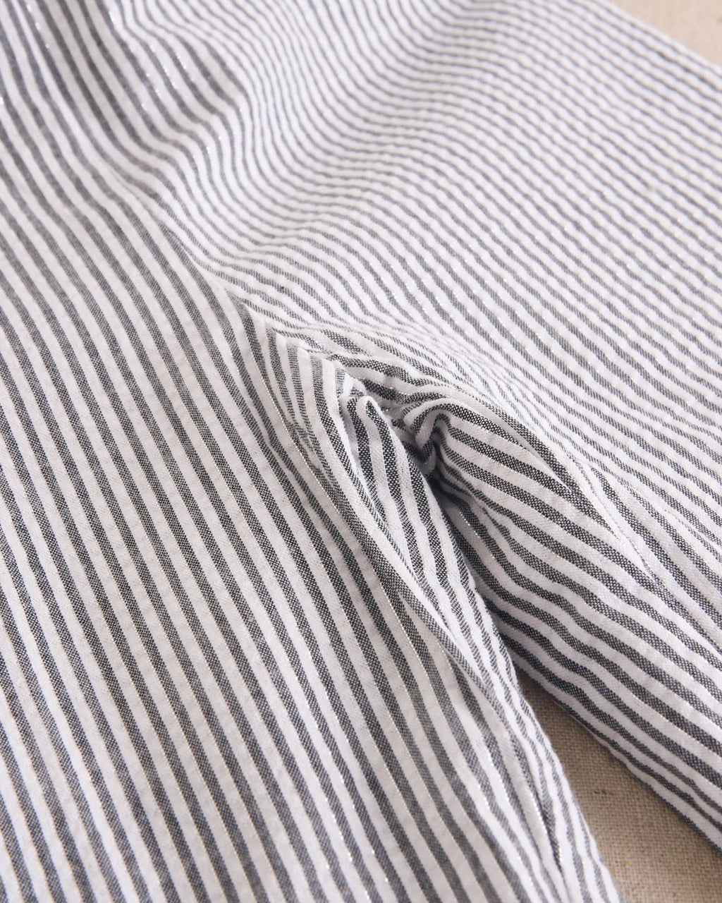 Enterito niña en rayas negras y azul marino con lazadas