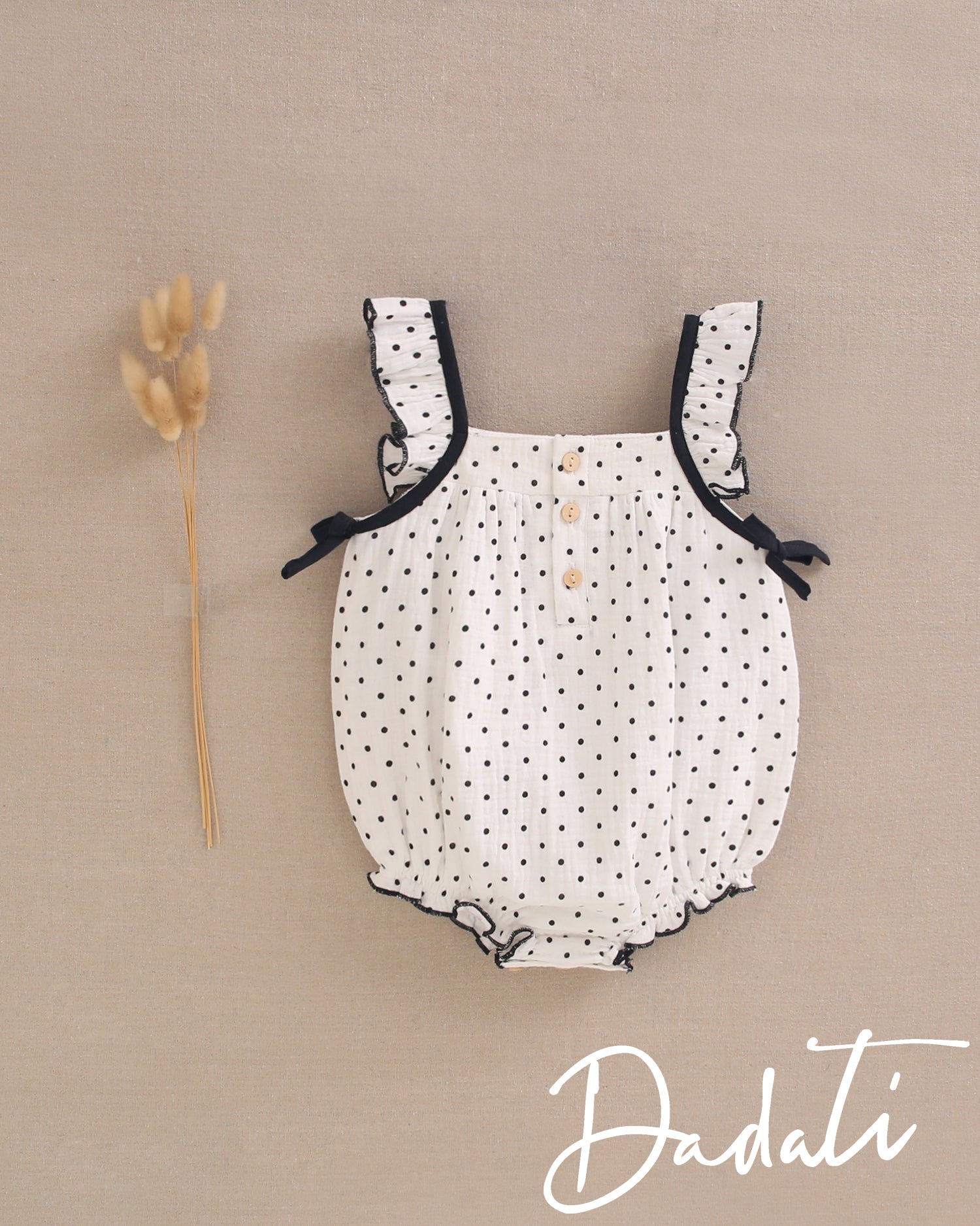 Ranita bebé niña blanca con lunares negros