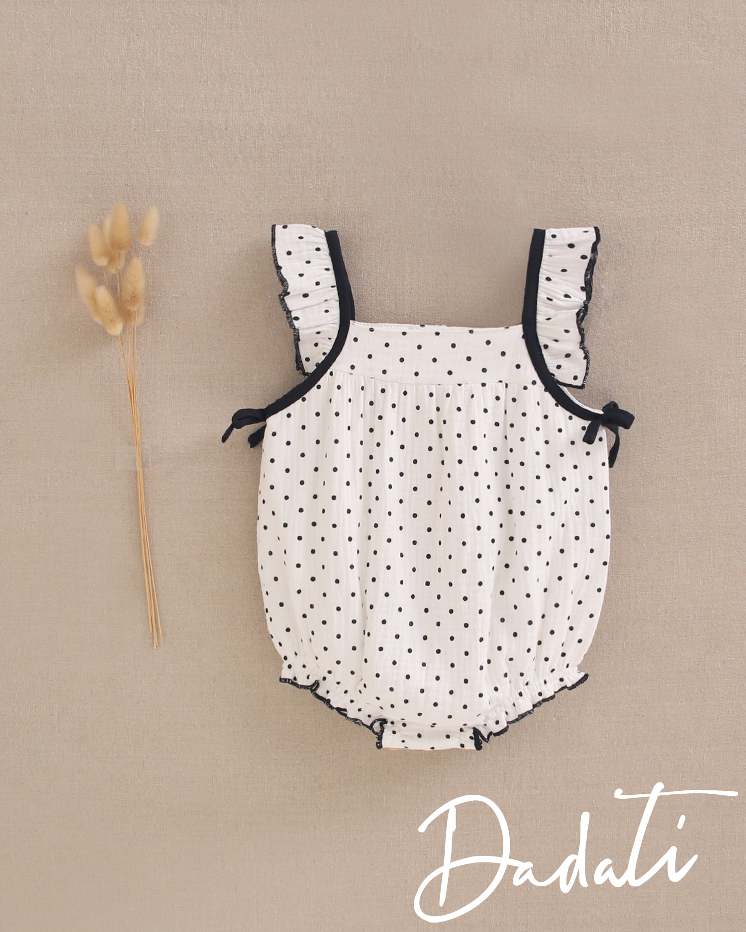 Ranita bebé niña blanca con lunares negros