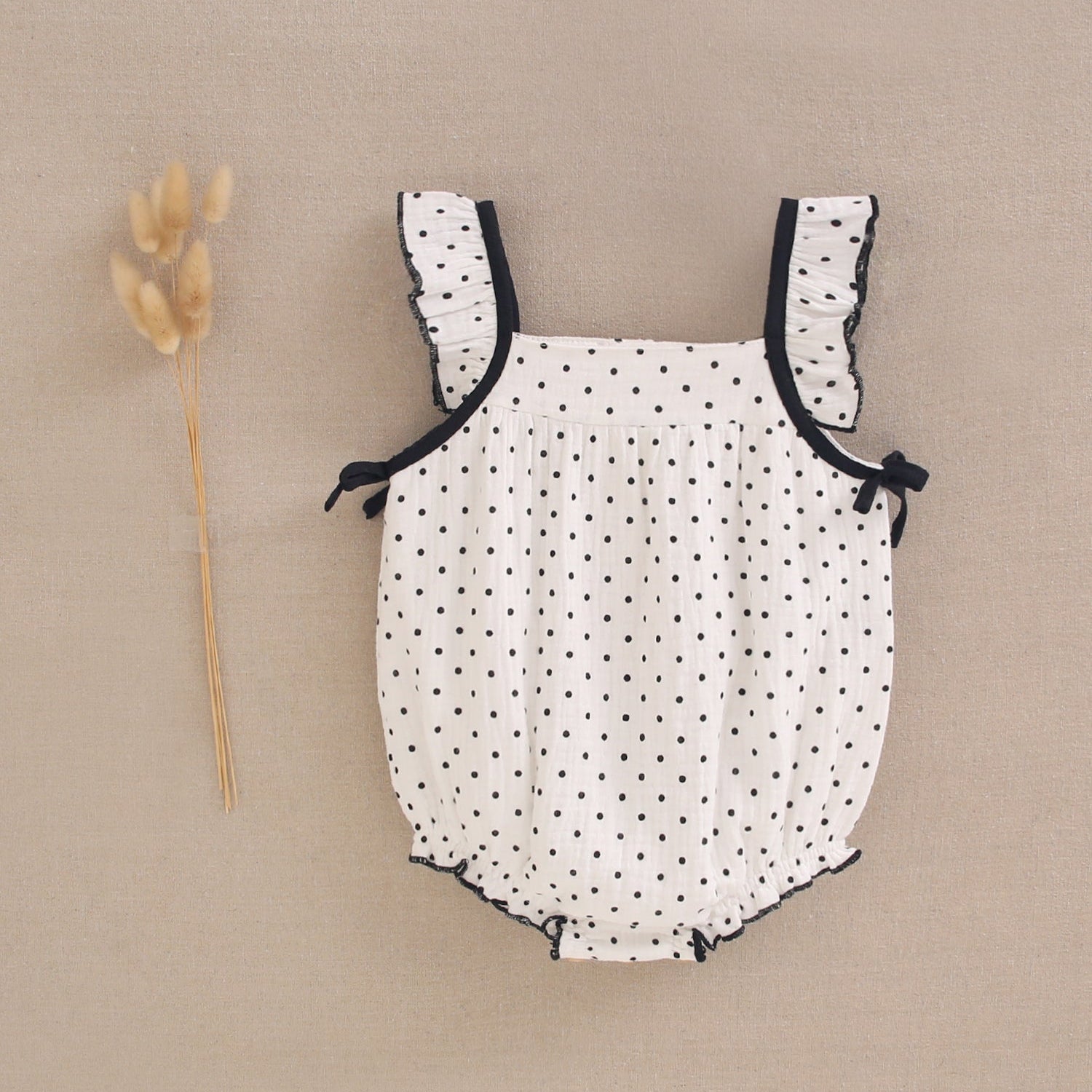 Ranita bebé niña blanca con topitos, contraste y lazos en negro