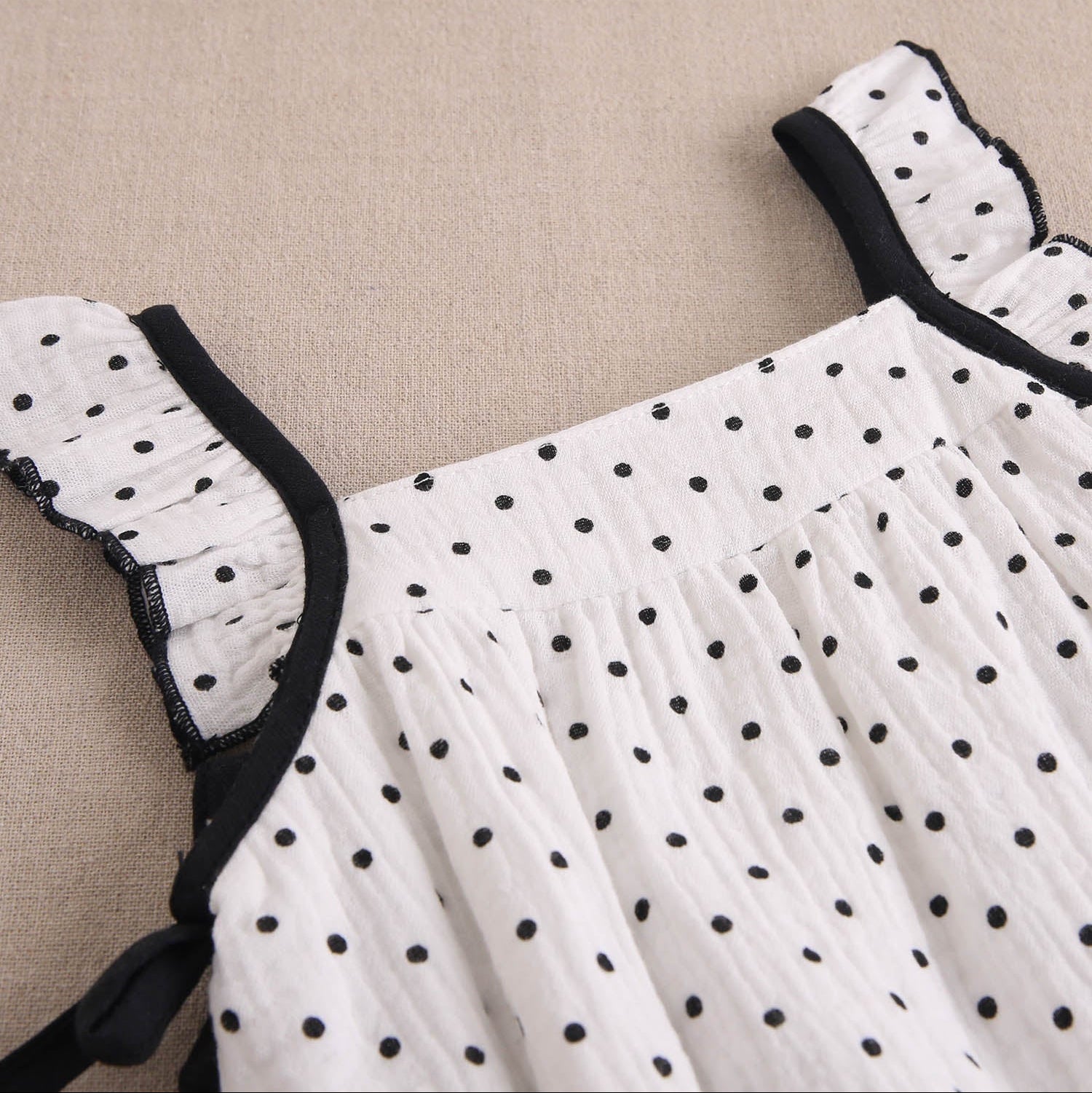 Ranita bebé niña blanca con topitos, contraste y lazos en negro