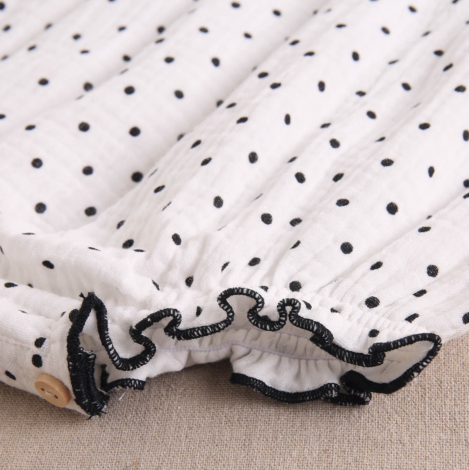 Ranita bebé niña blanca con topitos, contraste y lazos en negro