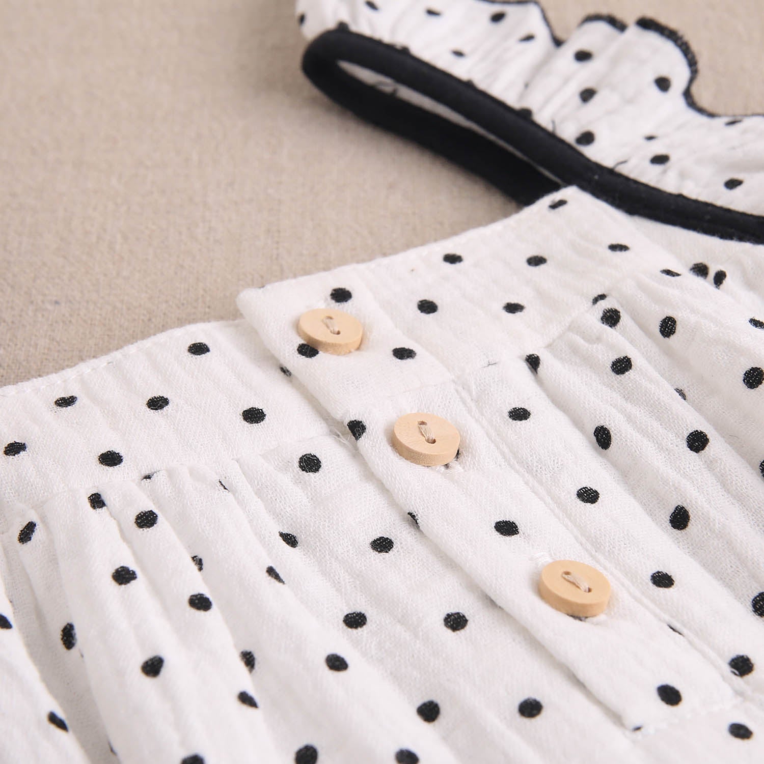 Ranita bebé niña blanca con topitos, contraste y lazos en negro