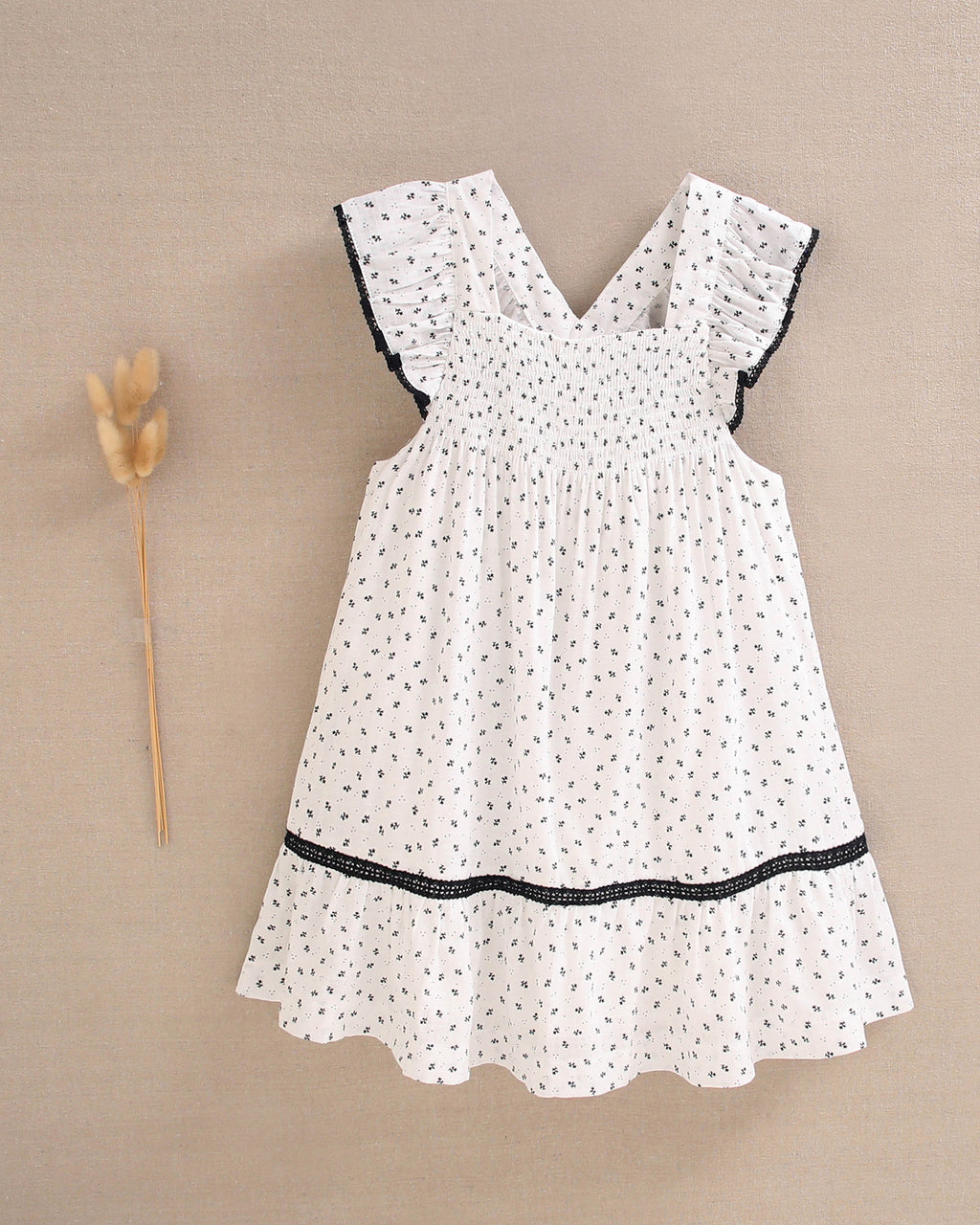 Vestido niña blanco con flores negras y mangas con bordes negros