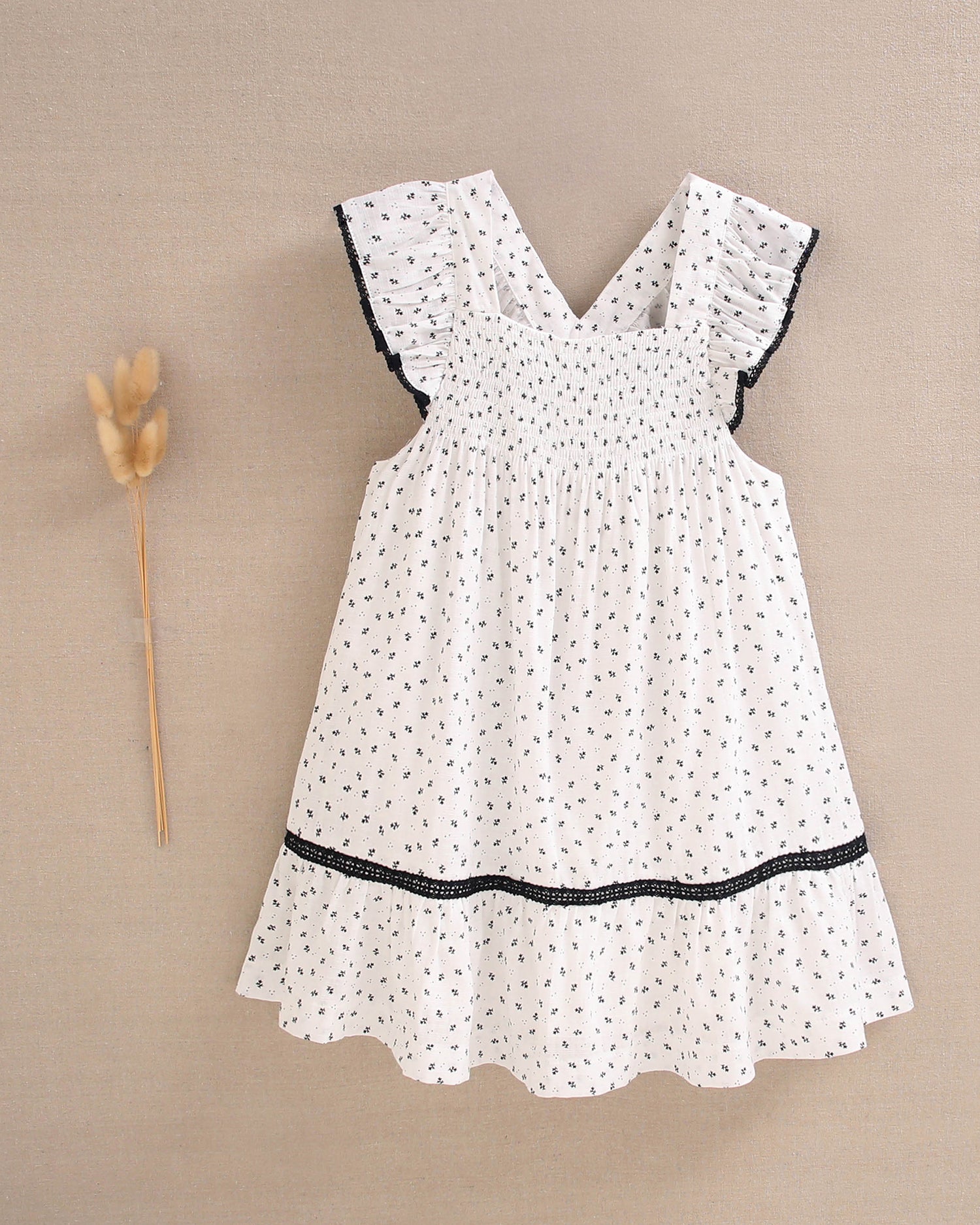 Vestido niña blanco con flores negras y mangas con bordes negros