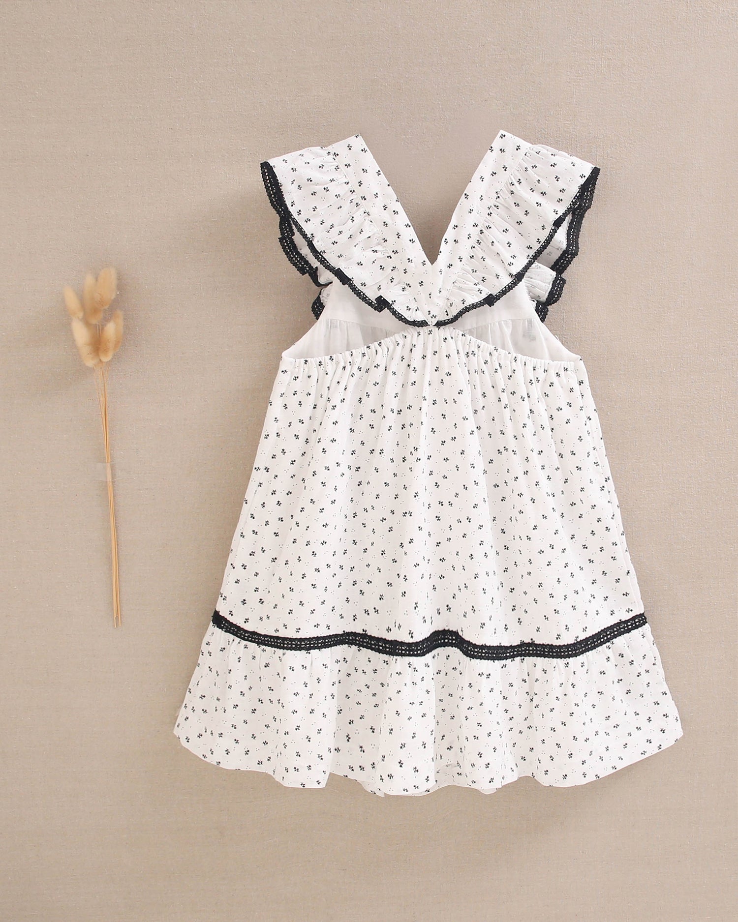Vestido niña blanco con flores negras y mangas con bordes negros