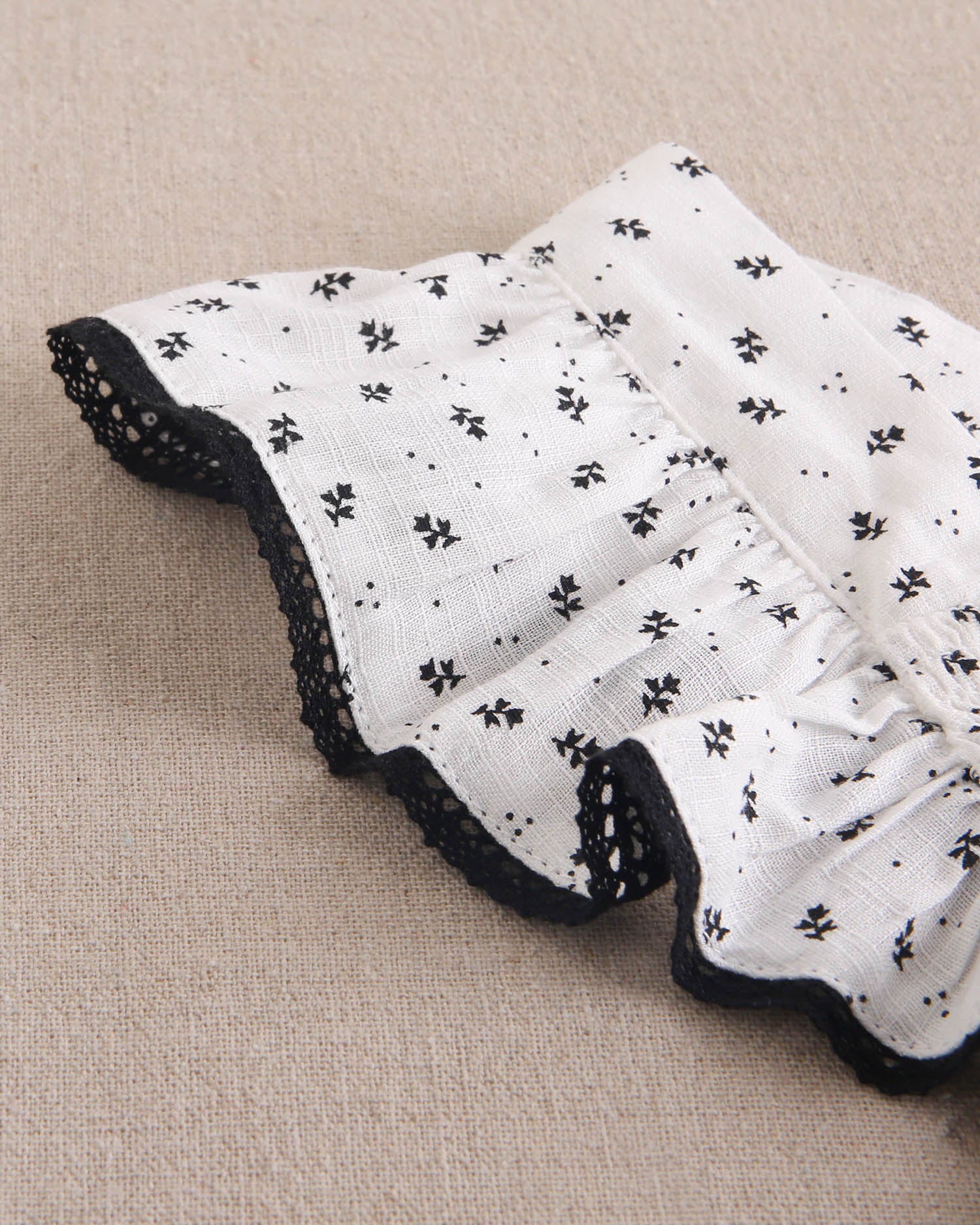 Vestido niña blanco con flores negras y mangas con bordes negros