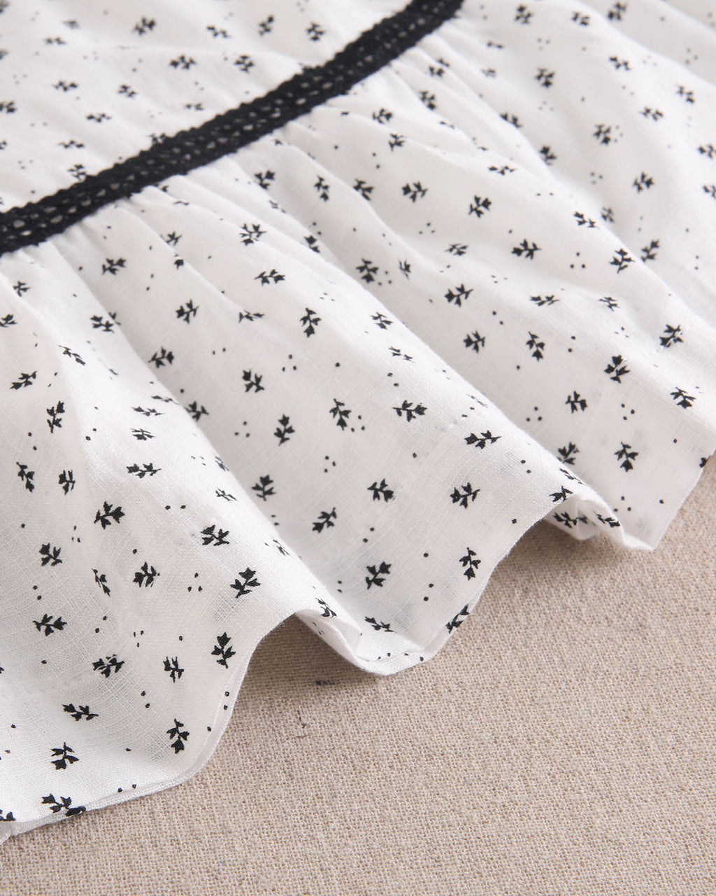 Vestido niña blanco con flores negras y mangas con bordes negros