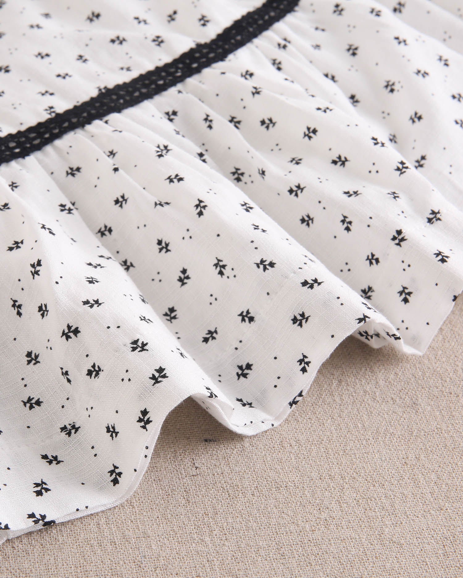 Vestido niña blanco con flores negras y mangas con bordes negros