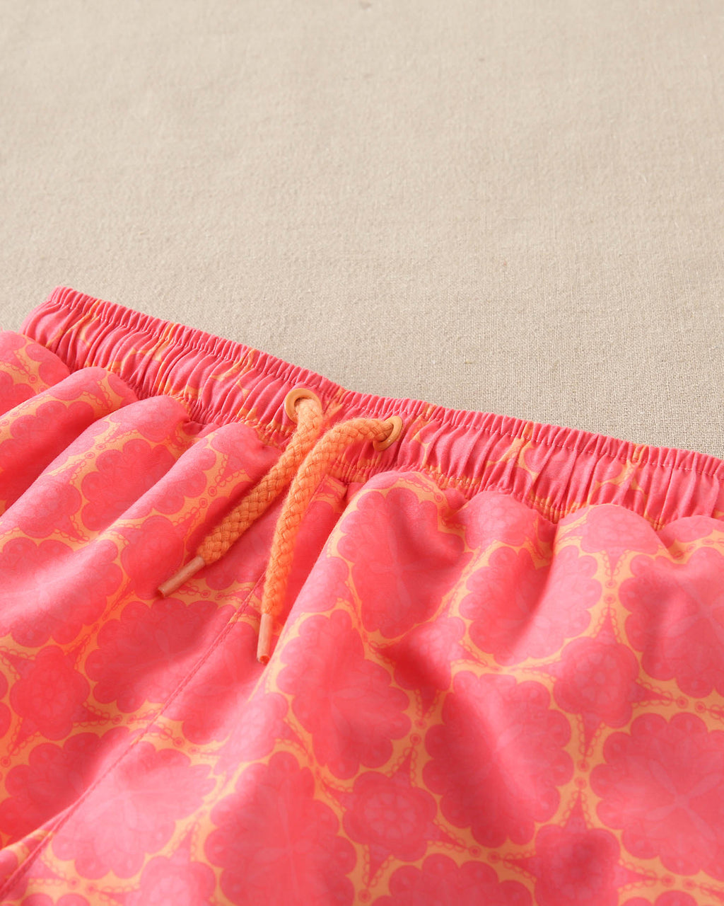 Traje de baño niño estampado retro fucsia y cordones naranja