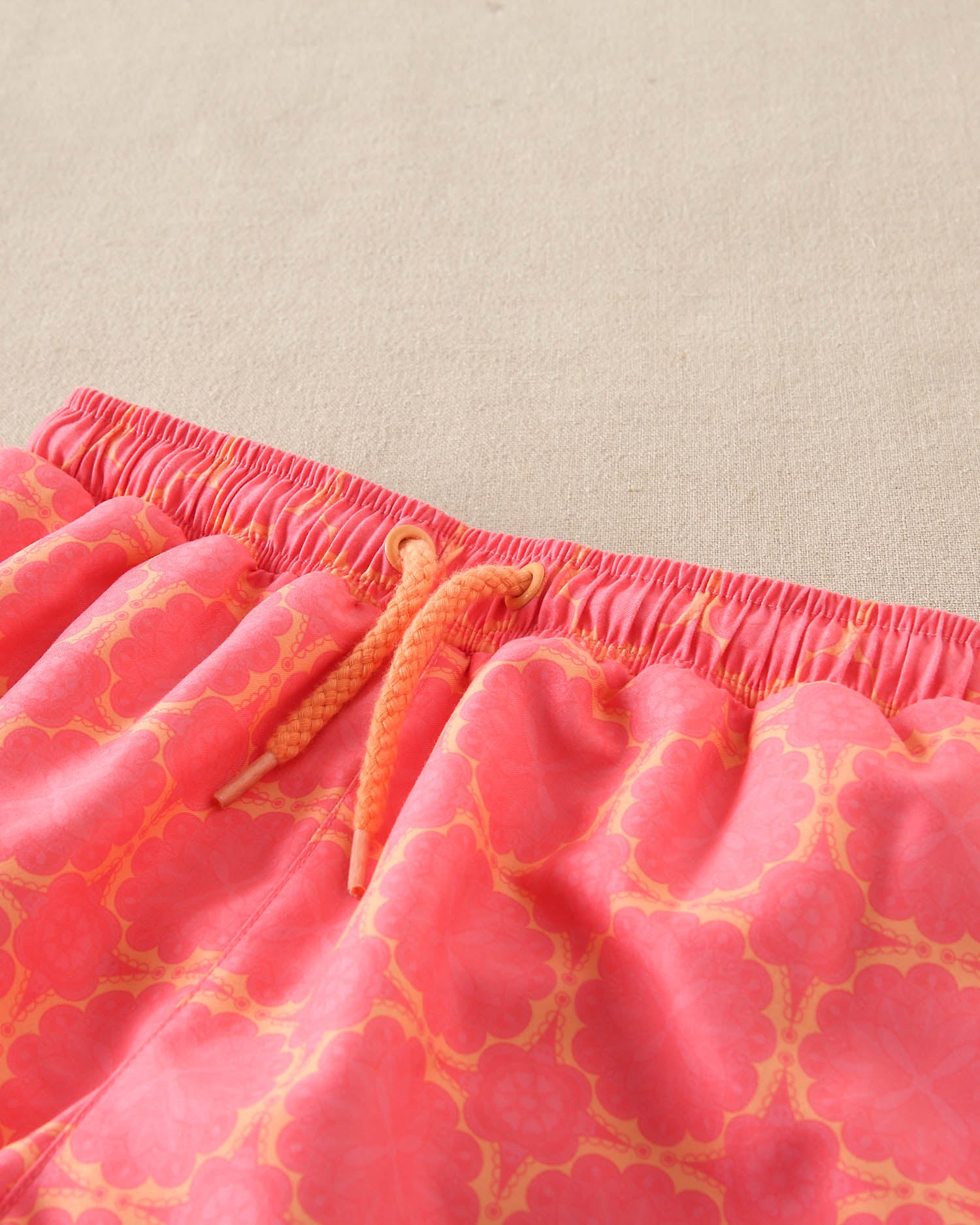 Traje de baño niño estampado retro fucsia y cordones naranja