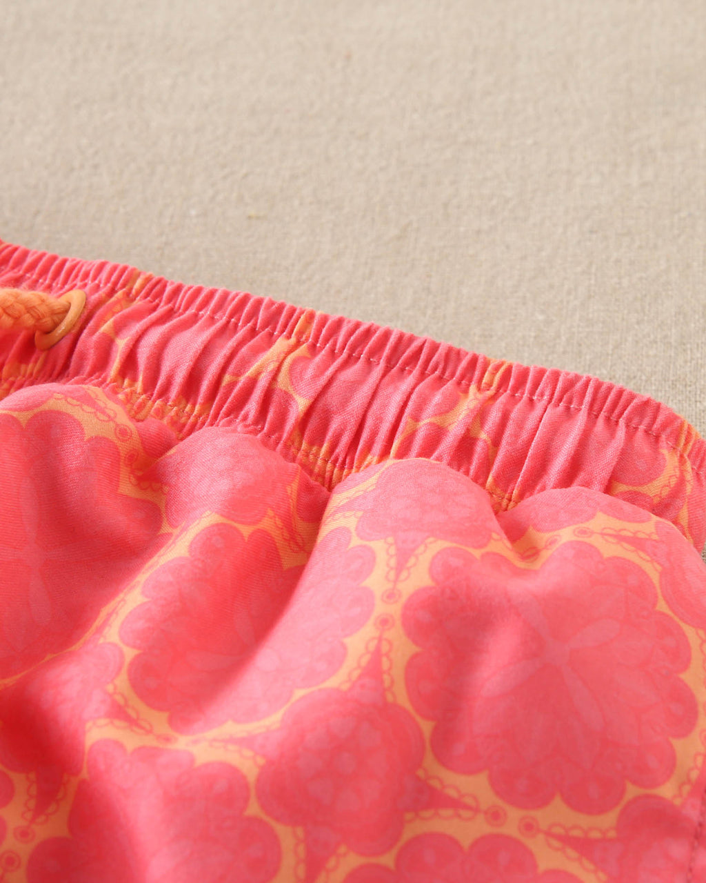 Traje de baño niño estampado retro fucsia y cordones naranja