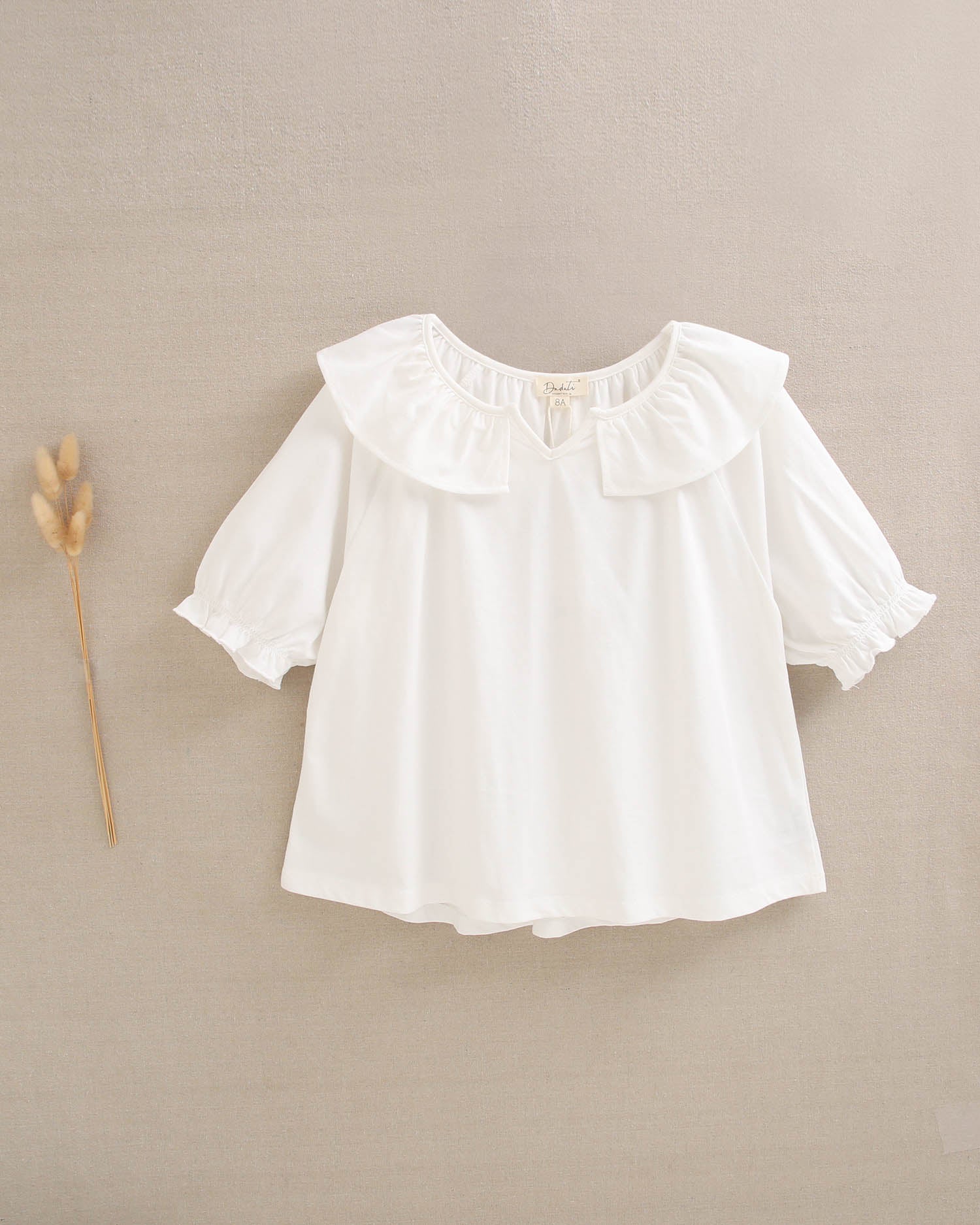 Camiseta niña color  blanco manga 3/4 y cuello abierto con volantes