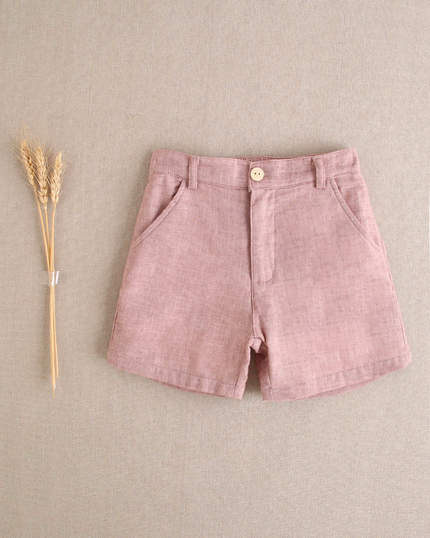 Bermuda de niño color rosa palo lavado