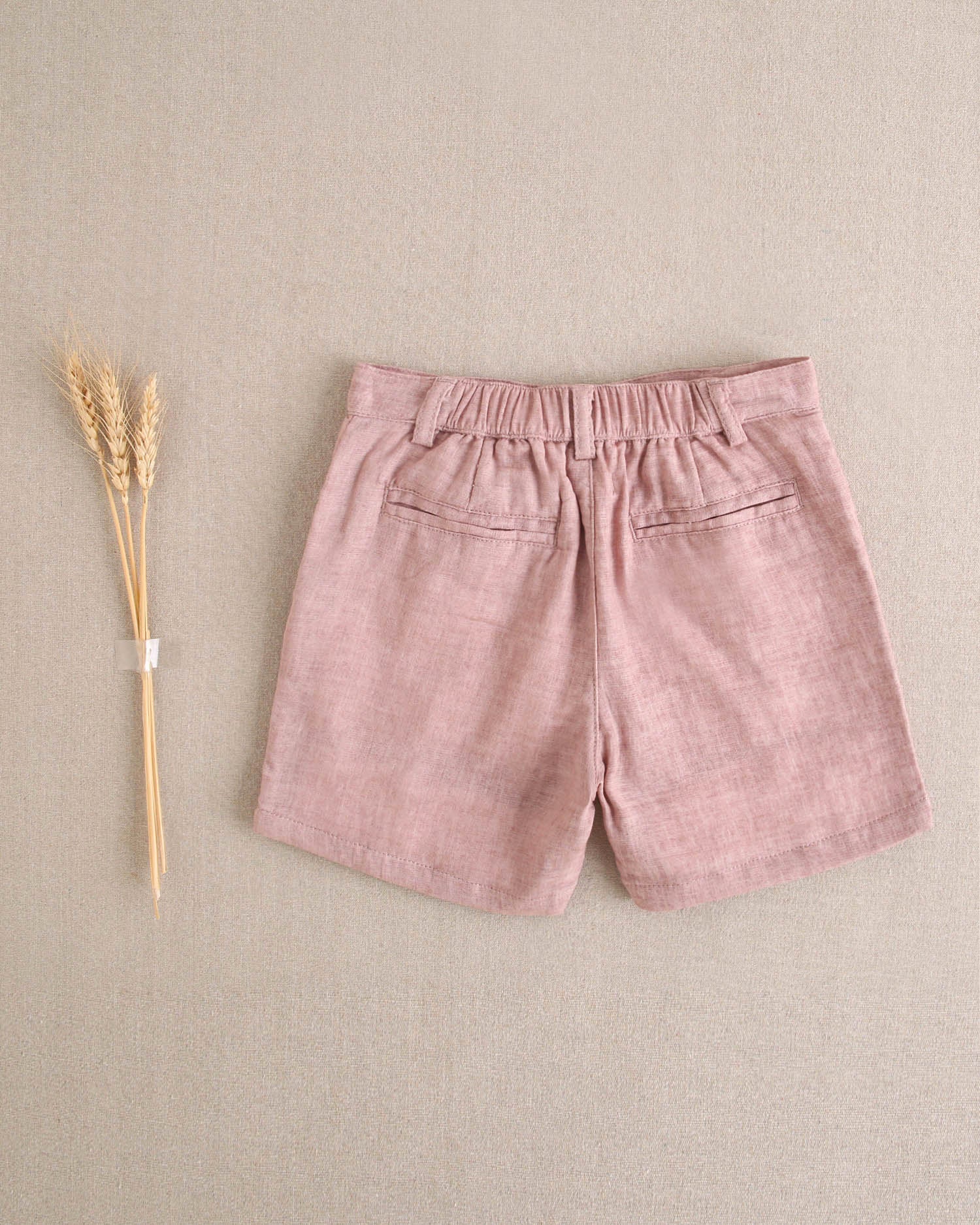 Bermuda de niño color rosa palo lavado