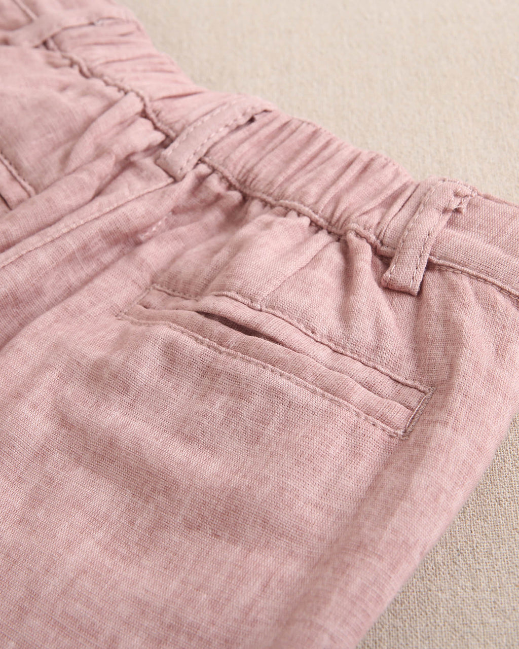 Bermuda de niño color rosa palo lavado