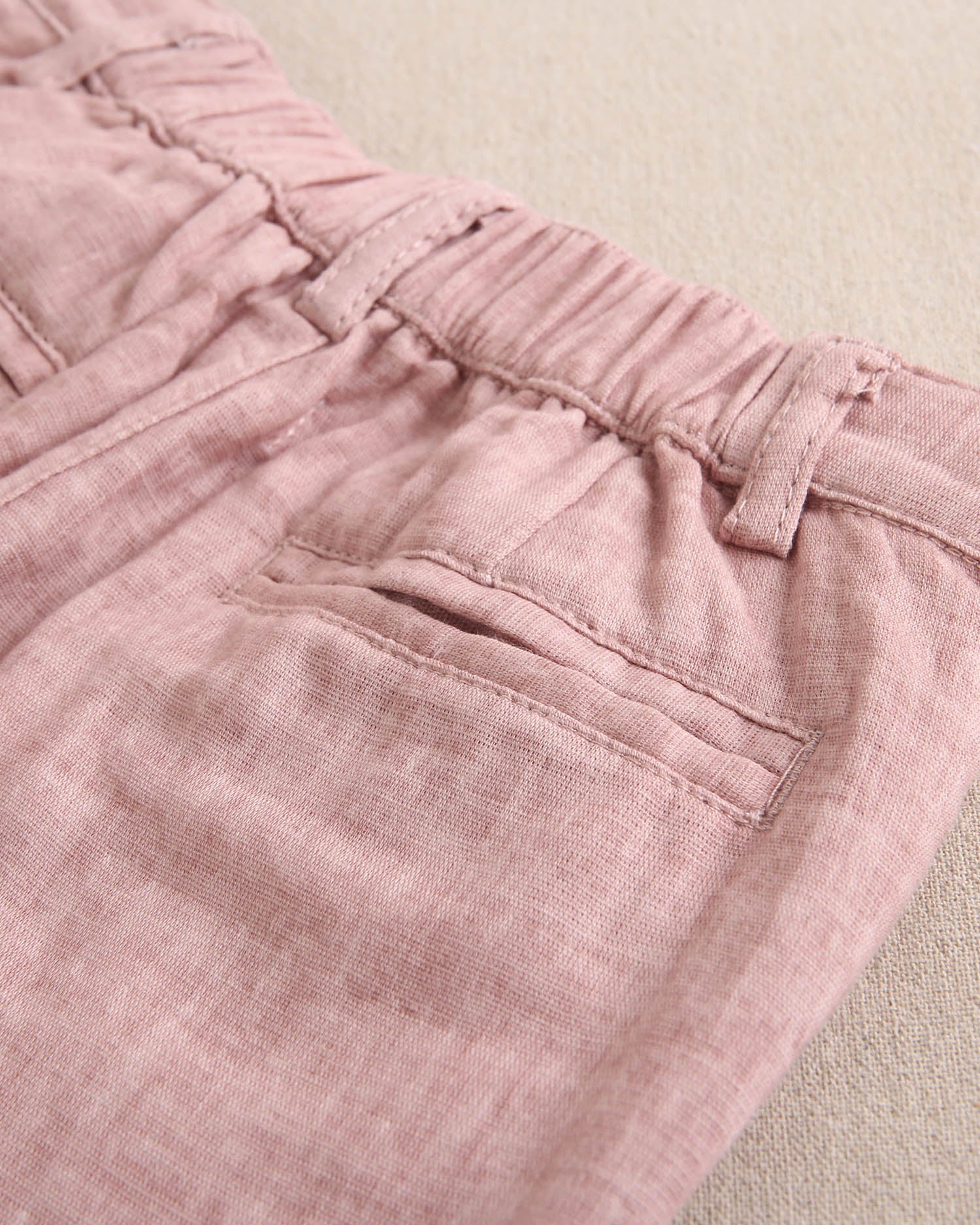 Bermuda de niño color rosa palo lavado